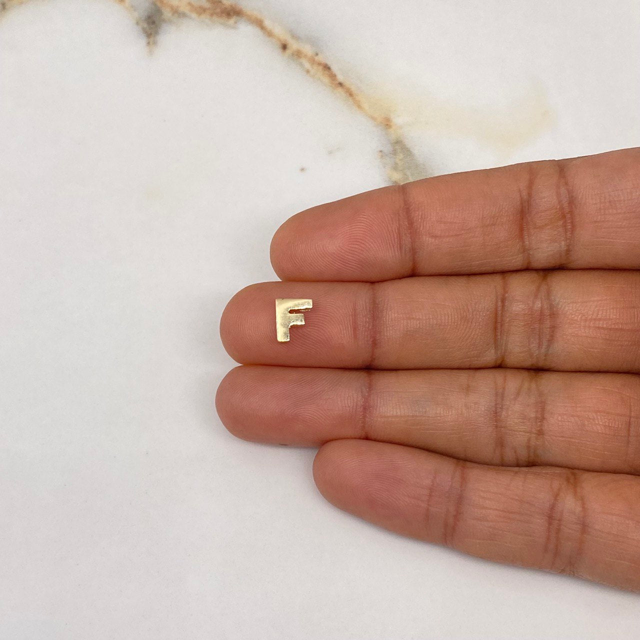 Dije Letra F 0.65gr / 0.7cm / 3D Lisa Oro Amarillo $