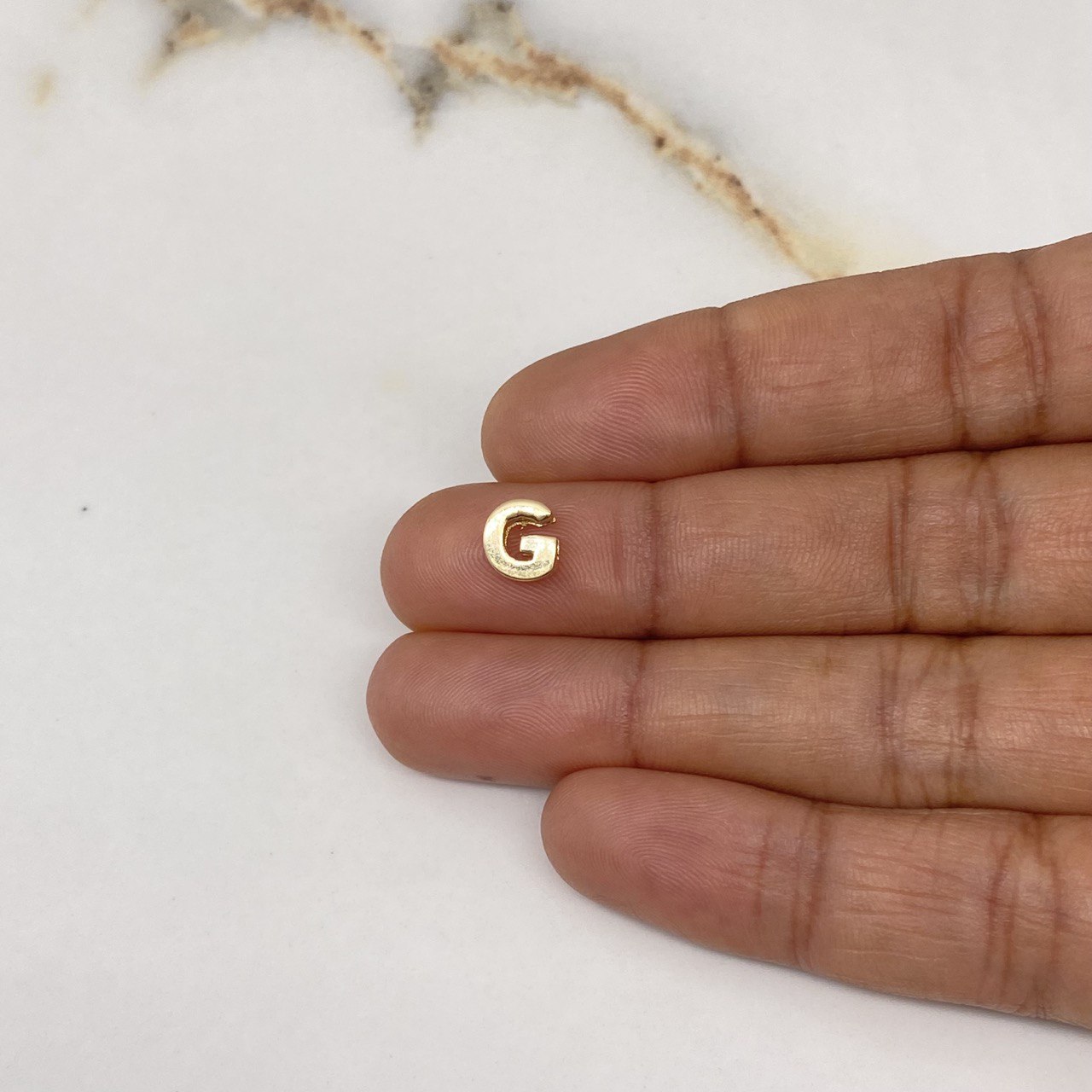 Dije Letra G 0.65gr / 0.7cm / 3D Lisa Oro Amarillo $