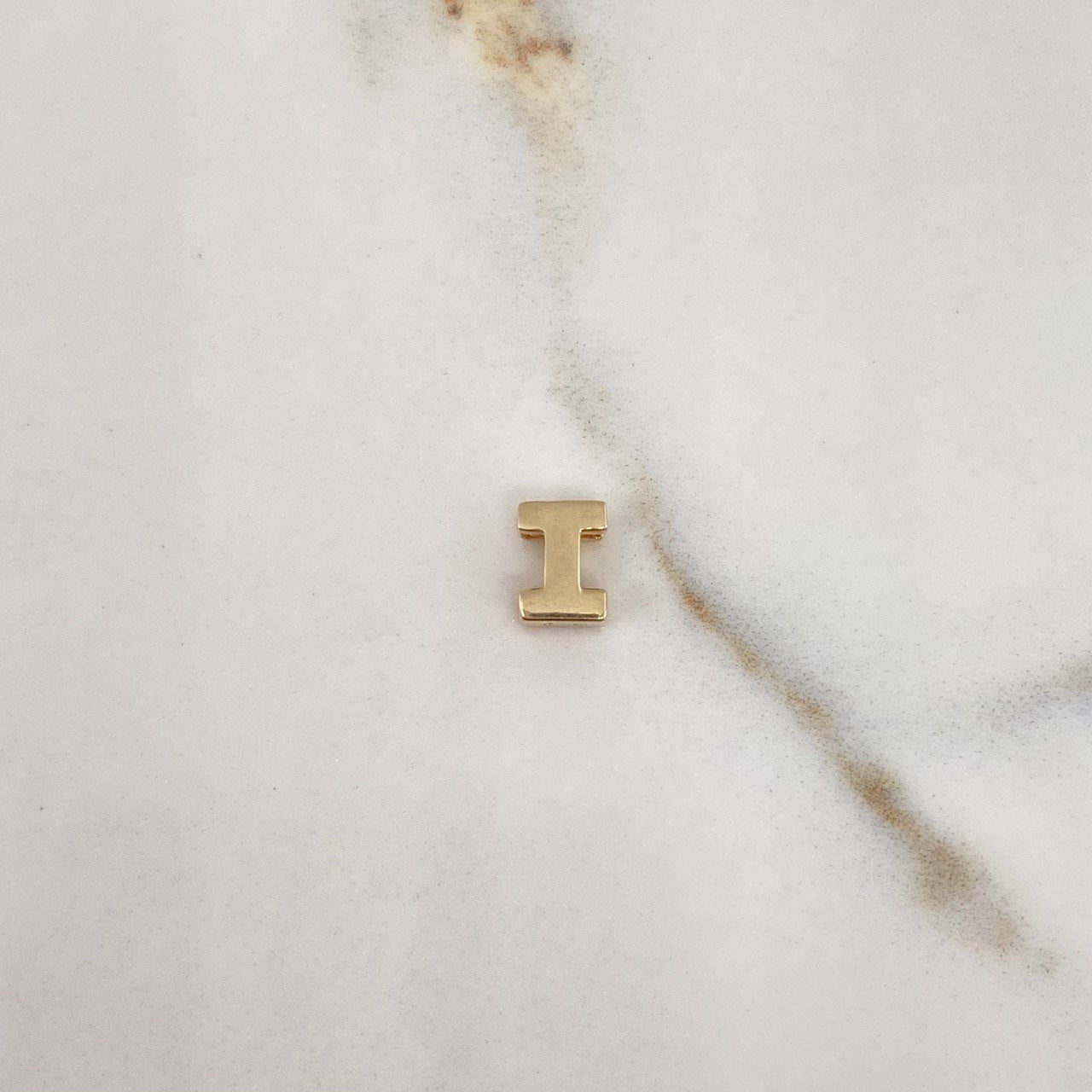 Dije Letra I 0.5gr / 0.7cm / 3D Lisa Oro Amarillo $