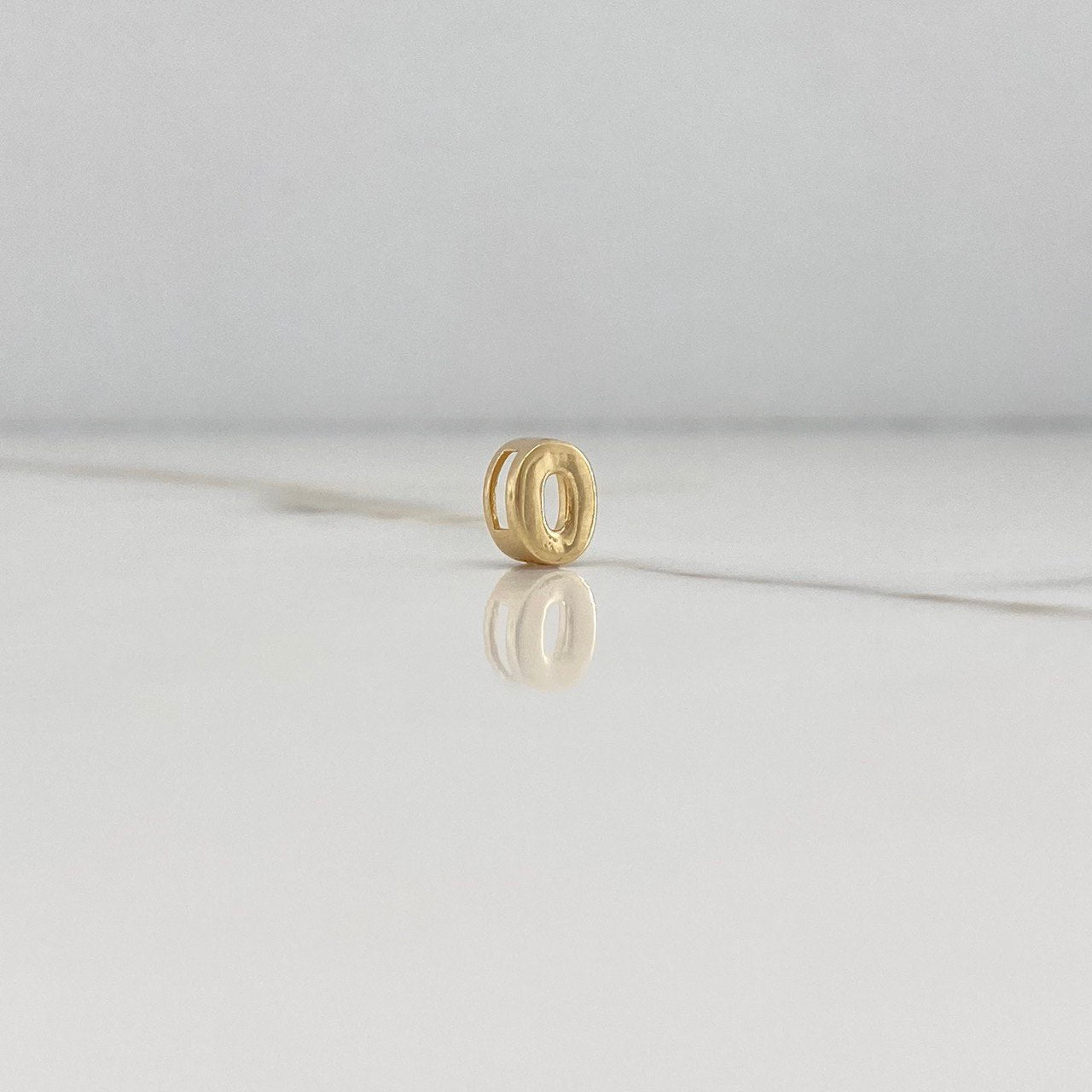 Dije Letra O 0.5gr / 0.7cm / 3D Lisa Oro Amarillo $