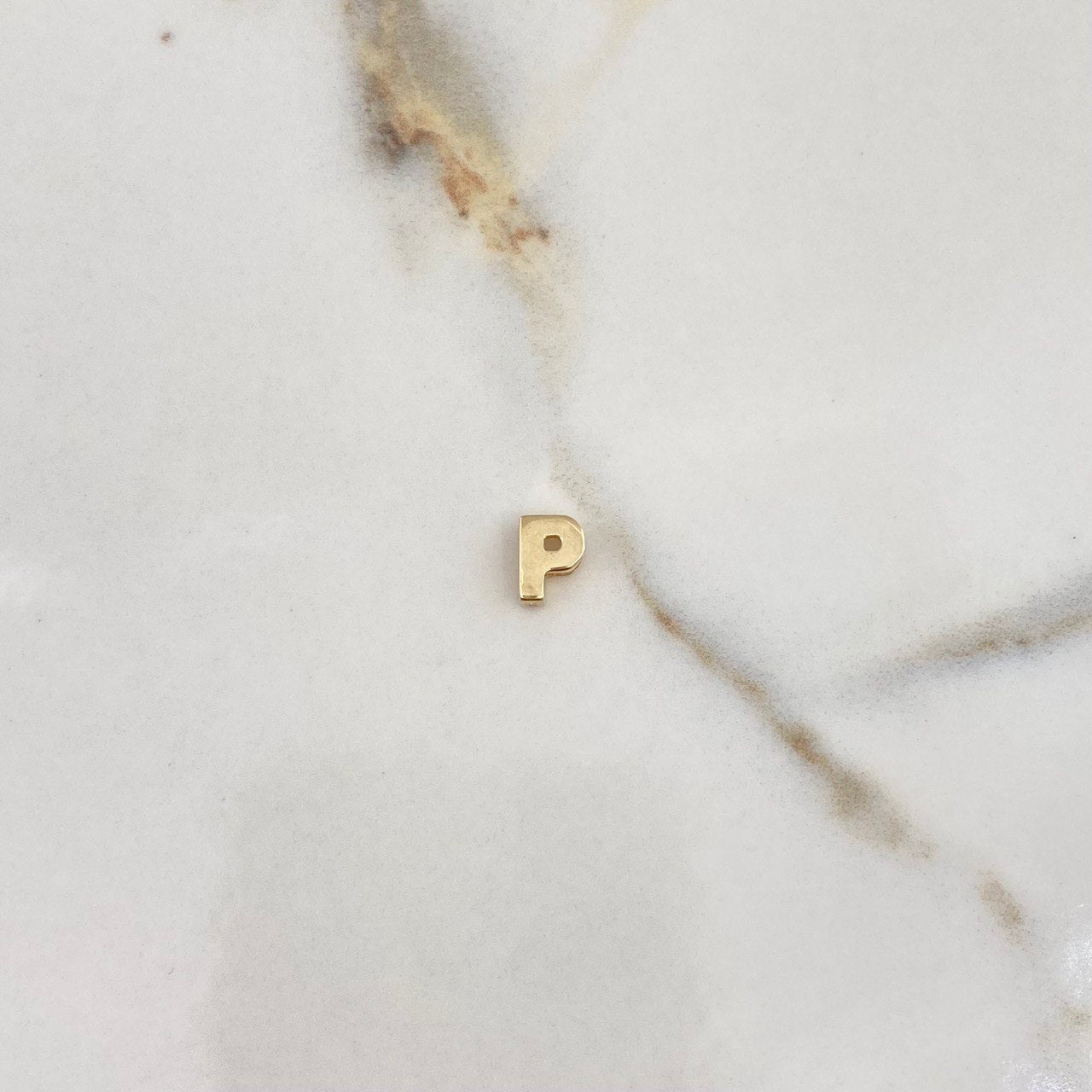 Dije Letra P 0.6gr / 0.7cm / 3D Lisa Oro Amarillo $