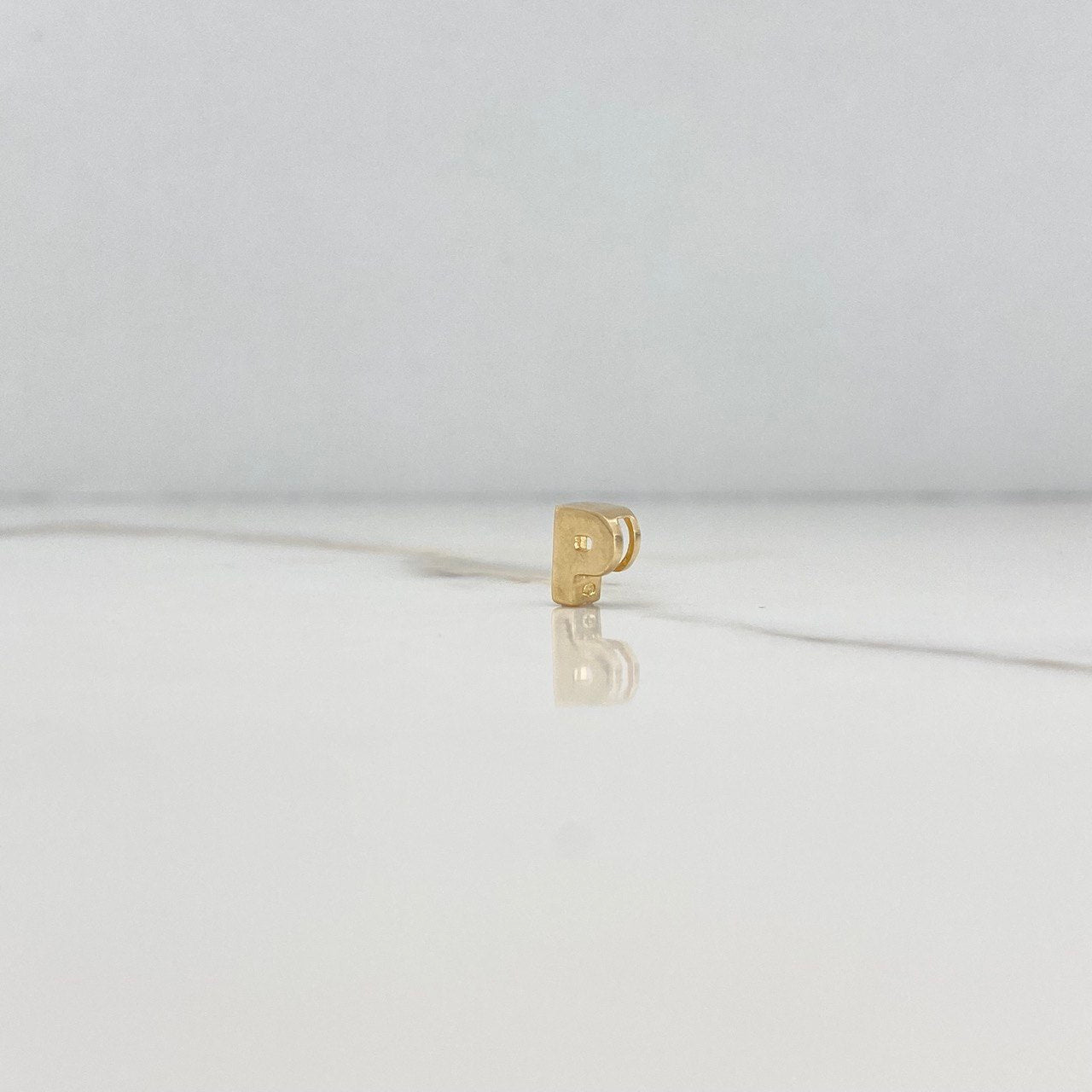 Dije Letra P 0.6gr / 0.7cm / 3D Lisa Oro Amarillo $