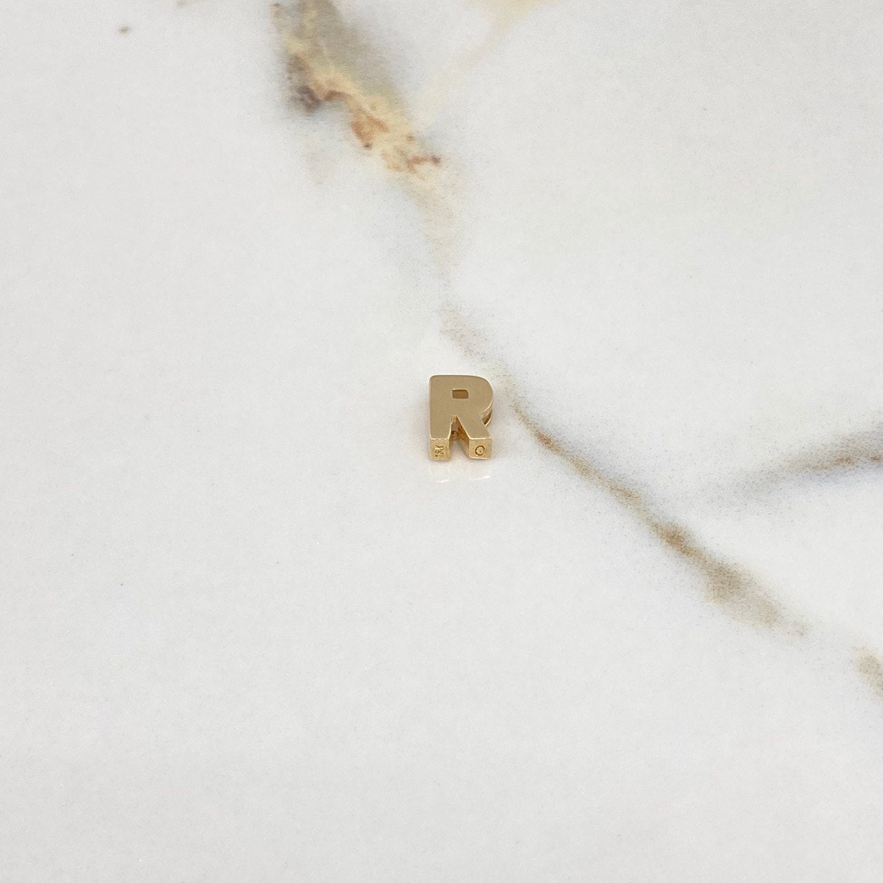 Dije Letra R 0.65gr / 0.7cm / 3D Lisa Oro Amarillo $