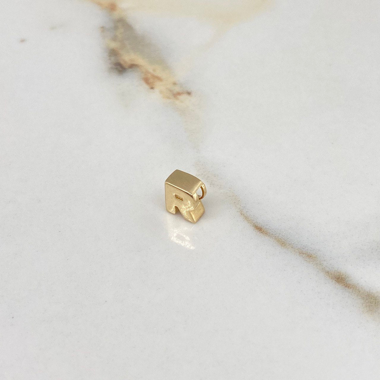 Dije Letra R 0.65gr / 0.7cm / 3D Lisa Oro Amarillo $