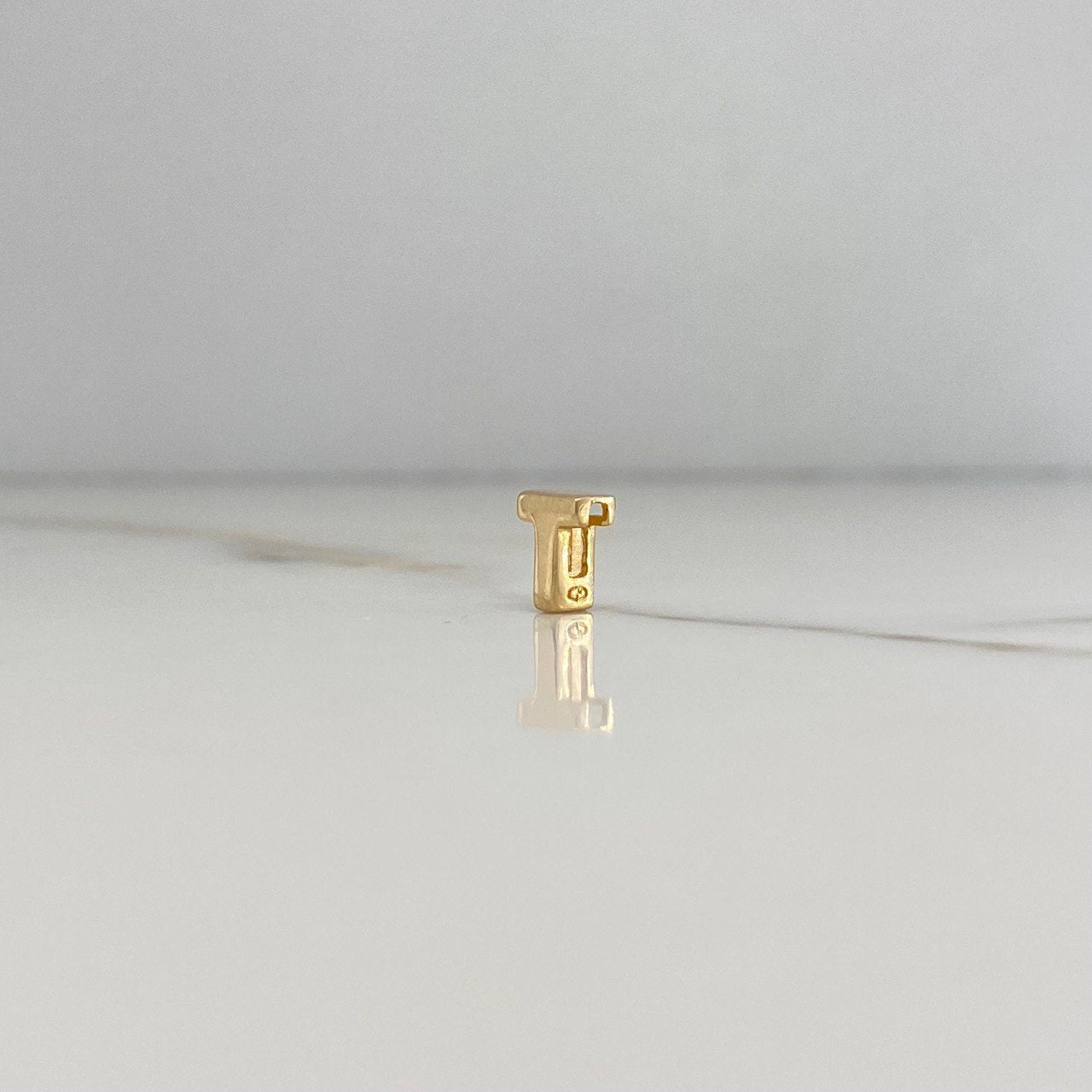 Dije Letra T 0.5gr / 0.7cm / 3D Lisa Oro Amarillo $