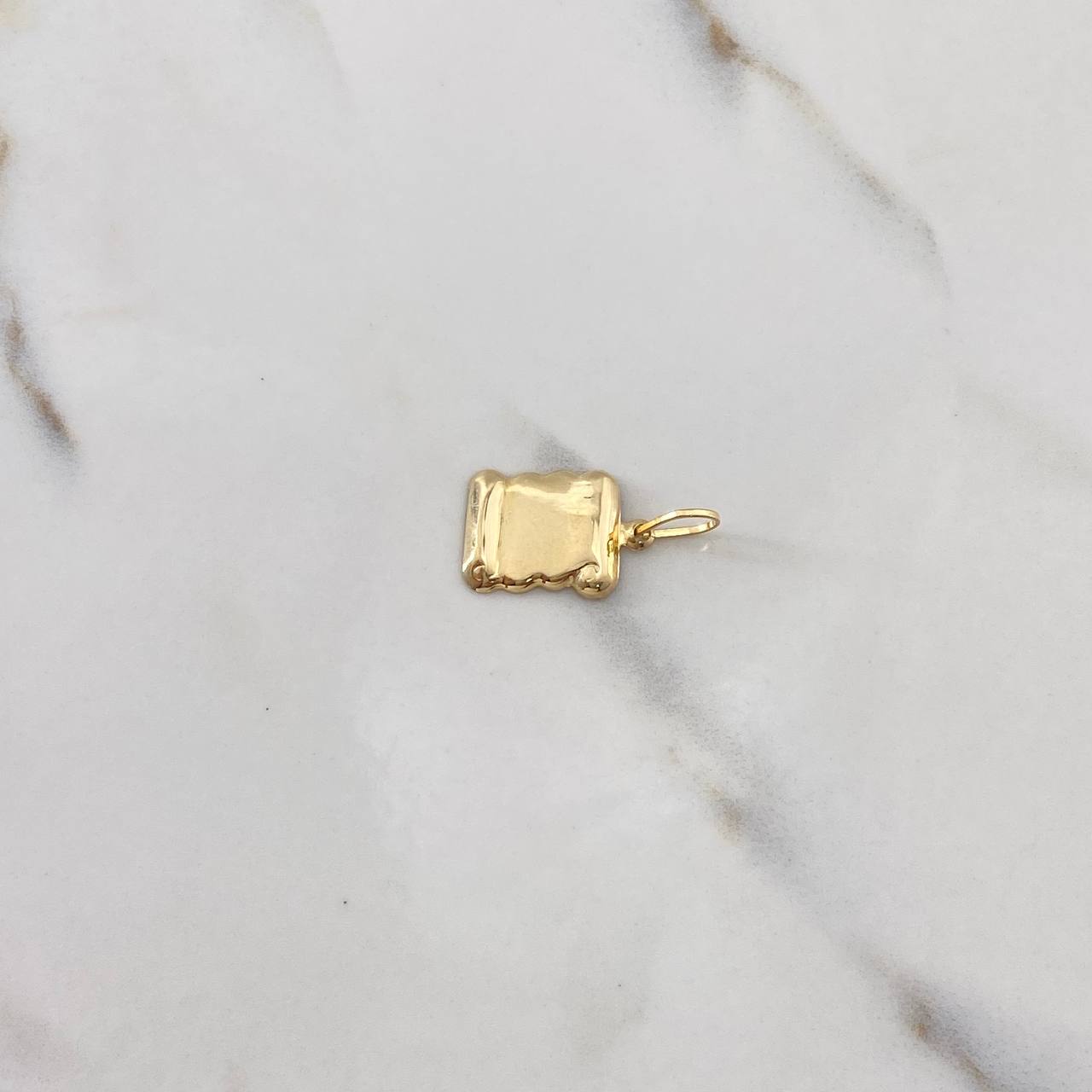 Dije Placa Pergamino 0.7gr / 2.3cm / 10.3mm*10.2mm Liso Oro Amarillo $