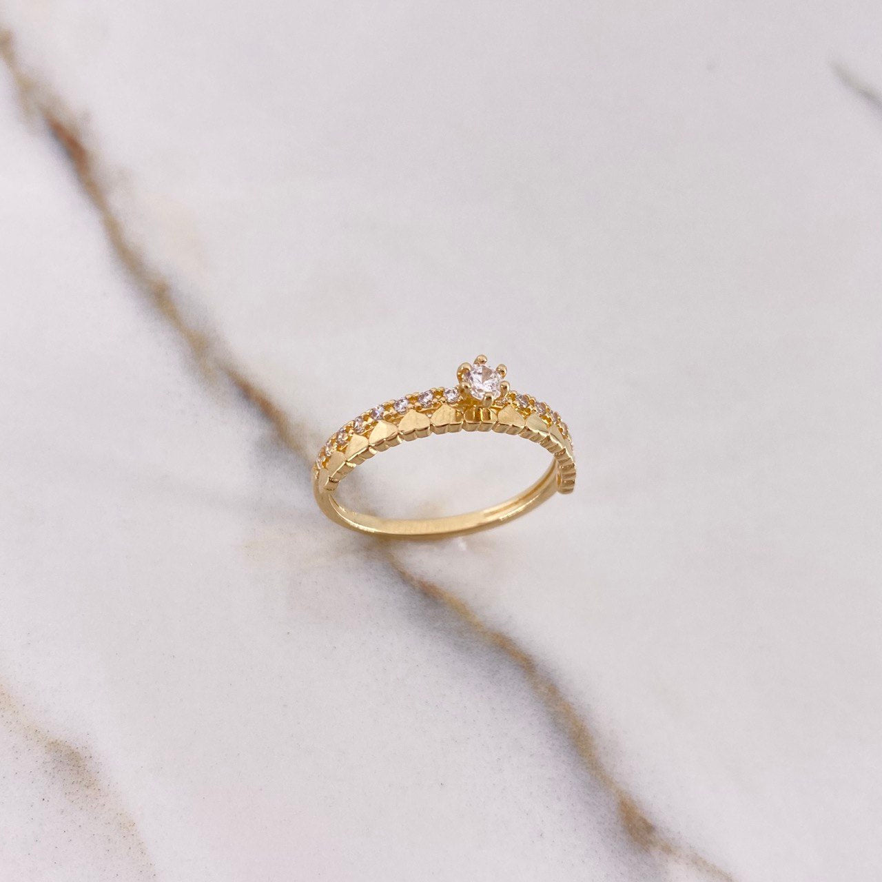 Anillo Solitario Corazónes Linea 2.25gr / T7 3/4 / Circones Blancos Oro Amarillo $