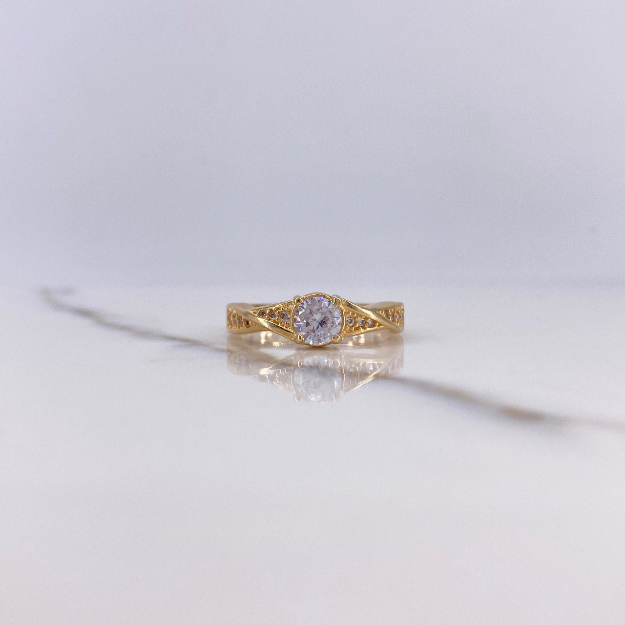 Anillo Solitario Retorcido 3.7gr / T6 / Circones Blancos Oro Amarillo $