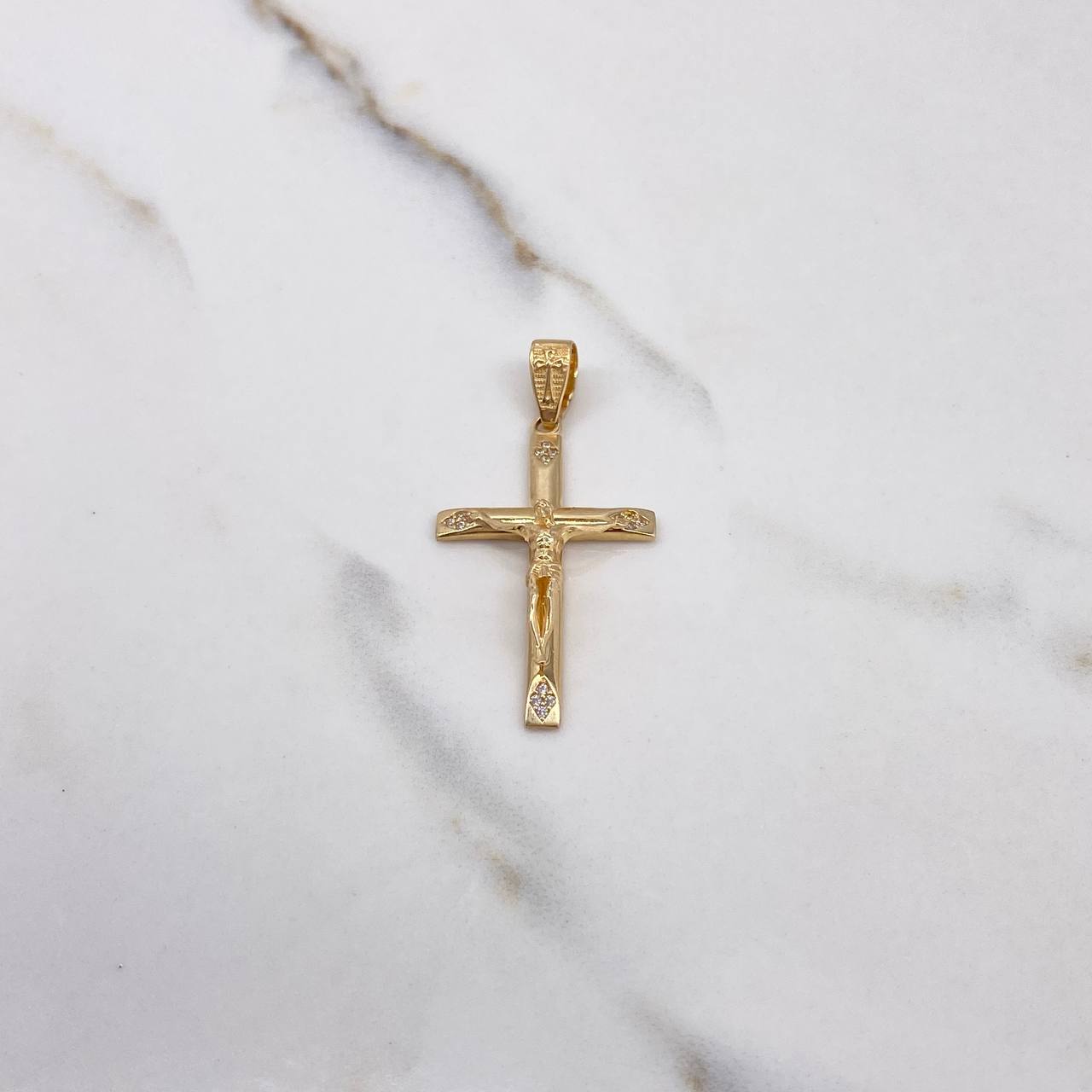 Dije Cruz Cristo 3.9gr / 4.3cm / Circones Blancos Oro Amarillo $