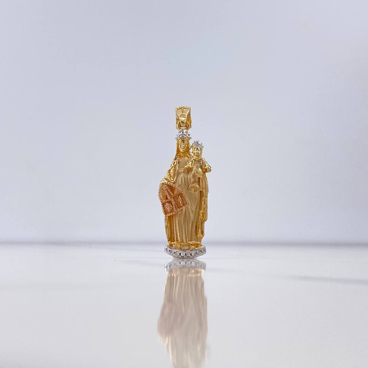 Dije Virgen Del Carmen 6.1gr / 4.3cm / Circones Blancos   Tres Oros &