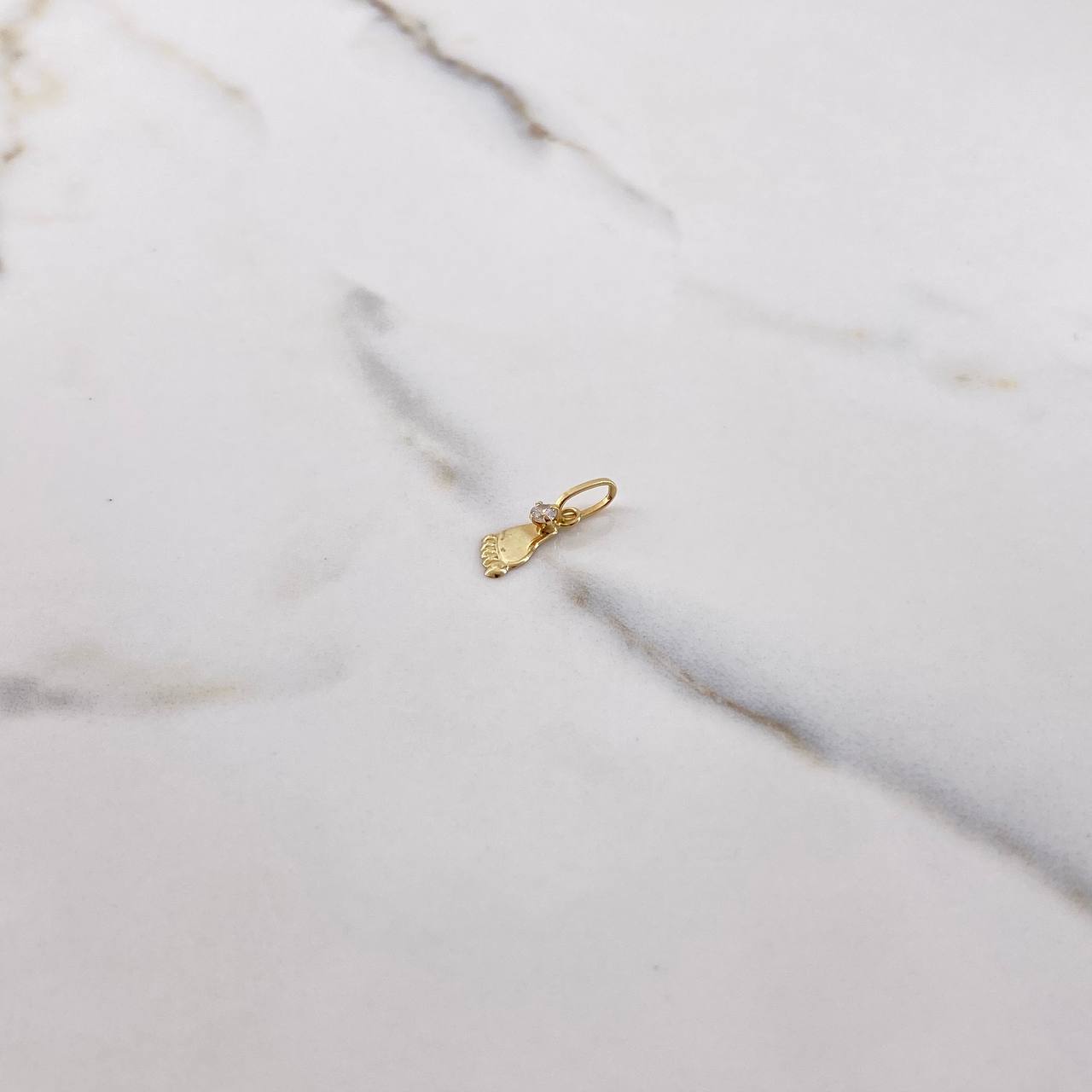 Dije Pie 0.25gr / 1.7cm / Circon Blanco Oro Amarillo $