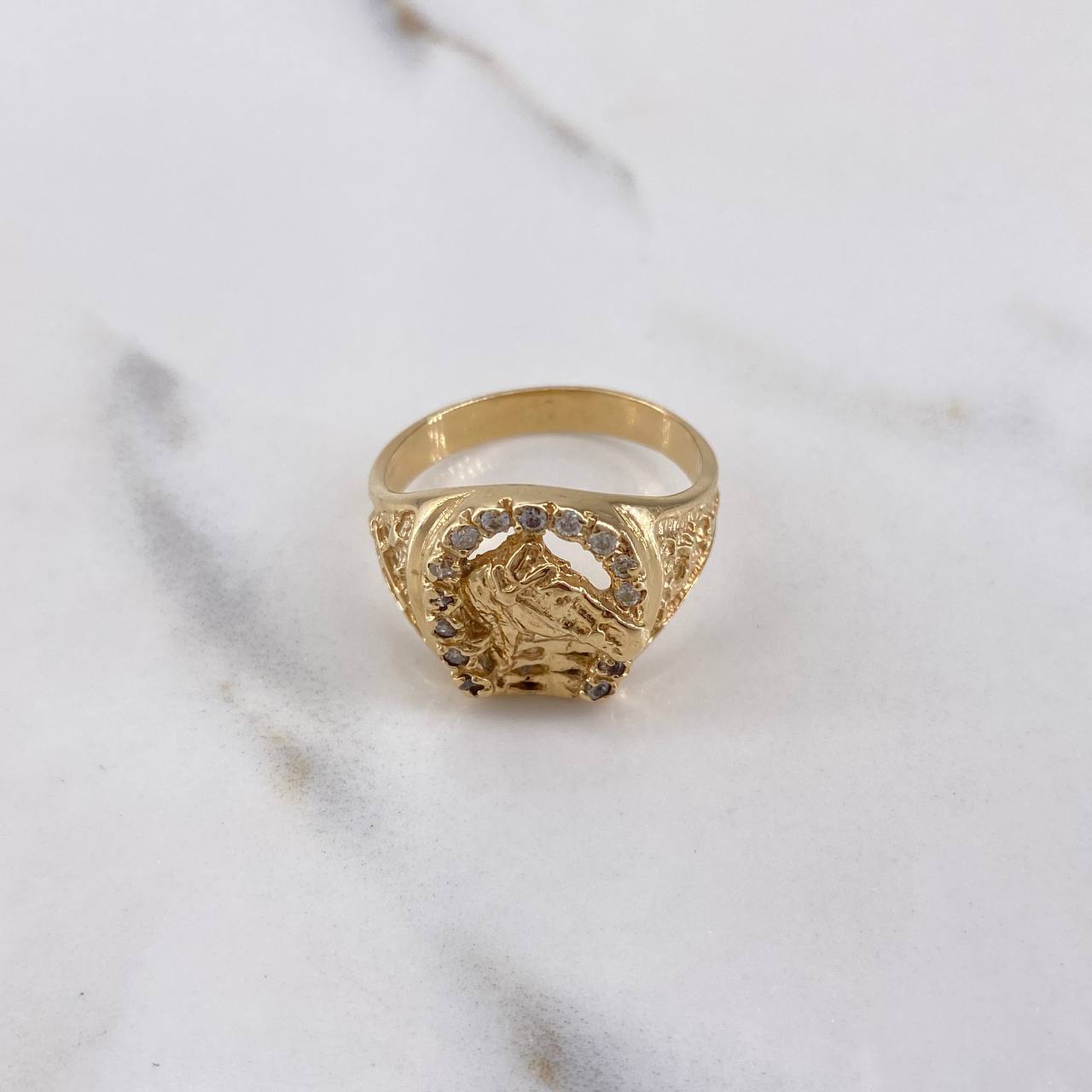 Anillo Sello Herradura Caballo 7.7gr / T9 1/4 / Circones Blancos  Oro Amarillo $