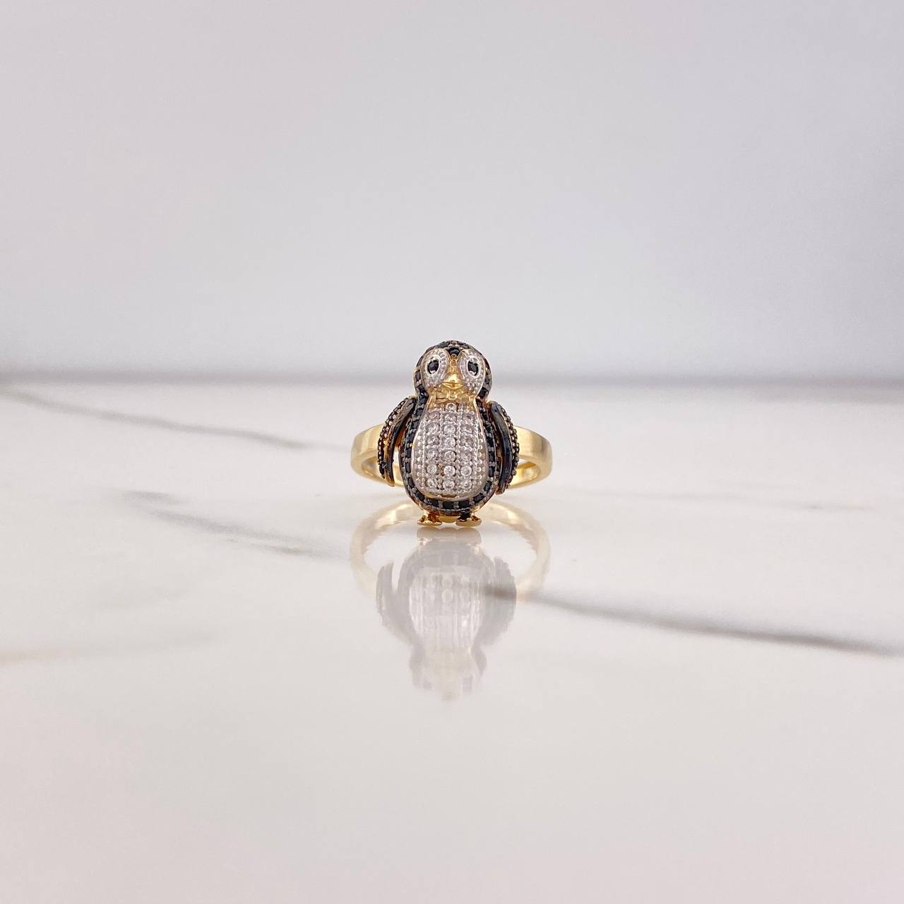 Anillo Pingüino 4.9gr / T6 1/2 / Circones Blancos Negros Dos Oros Amarillo Blanco $