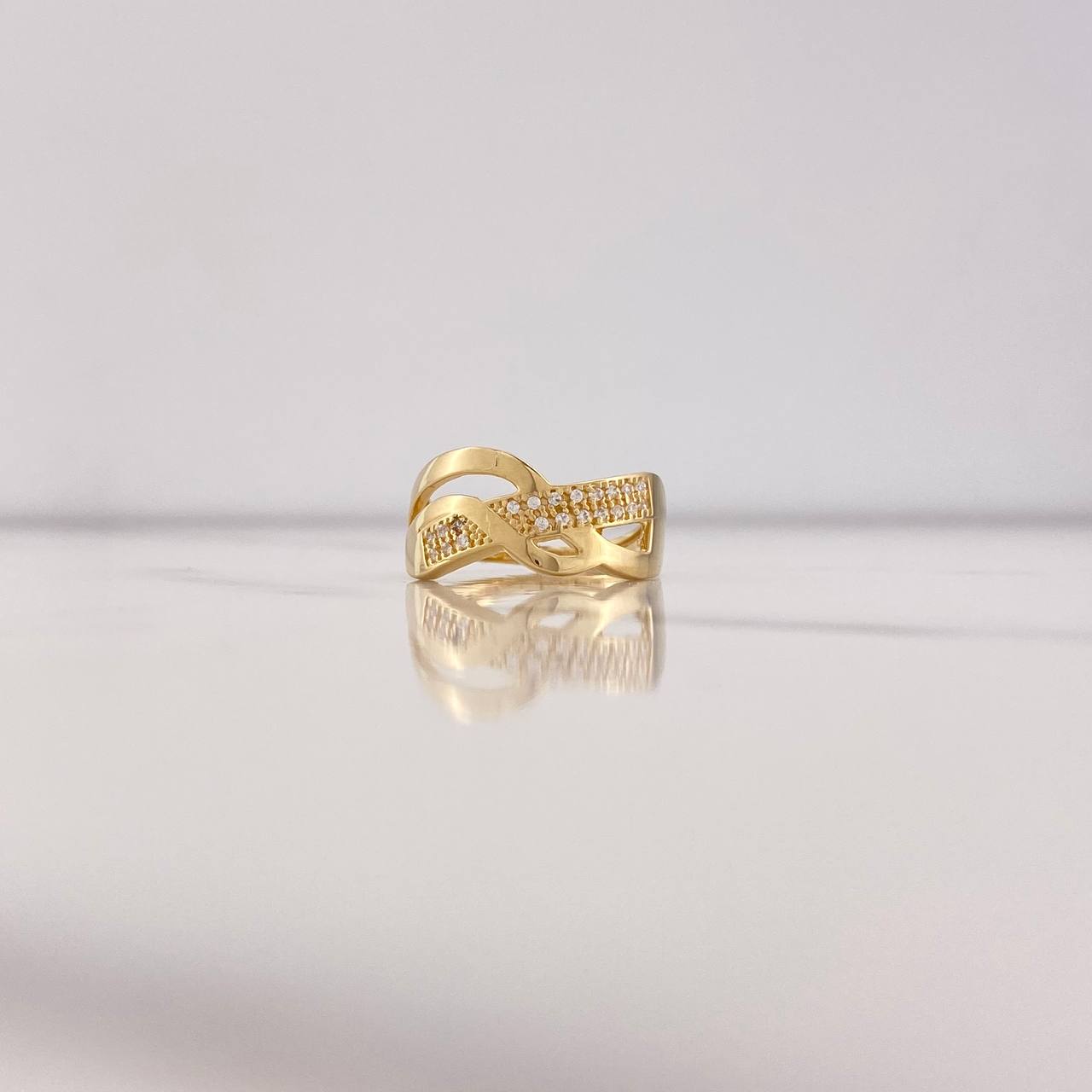 Anillo Rustico Curvas Cruzadas 4.25gr / T7 / Circones Blancos Oro Amarillo $