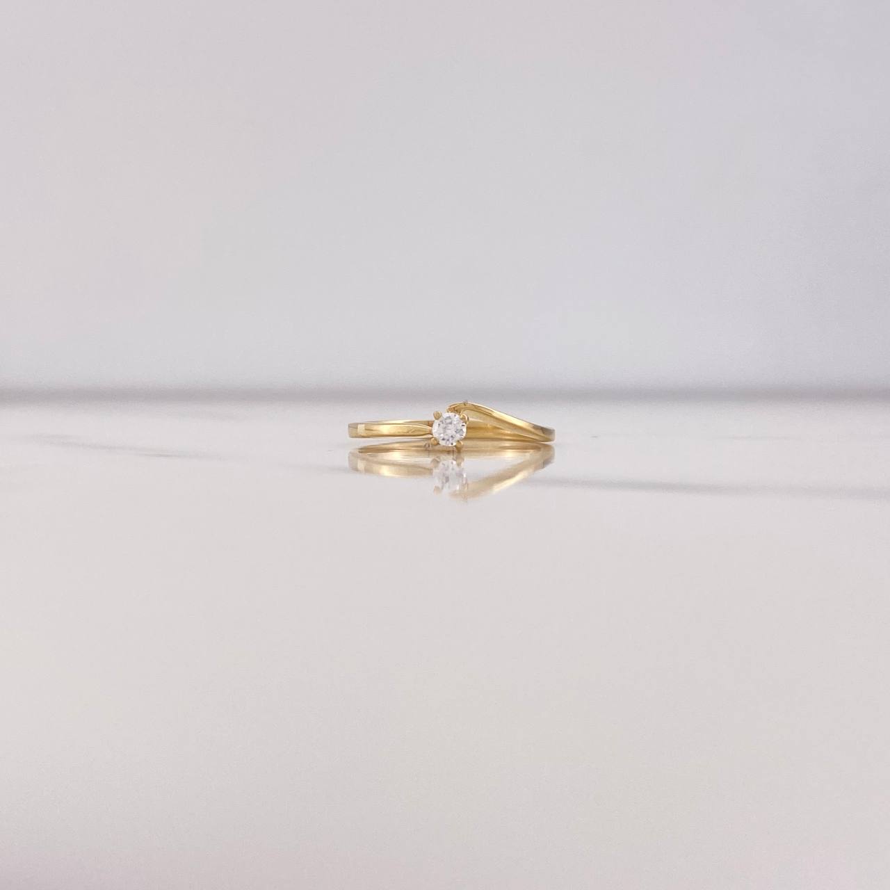 Anillo Solitario Linea Invertida 1.55gr / T5 1/4 / Circon Blanco Oro Amarillo $