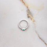 Anillo Solitario Doble Linea 3.56gr / T5 1/2 / Esmeralda 0.45 Qts Oro Blanco (Joya Oferta) &