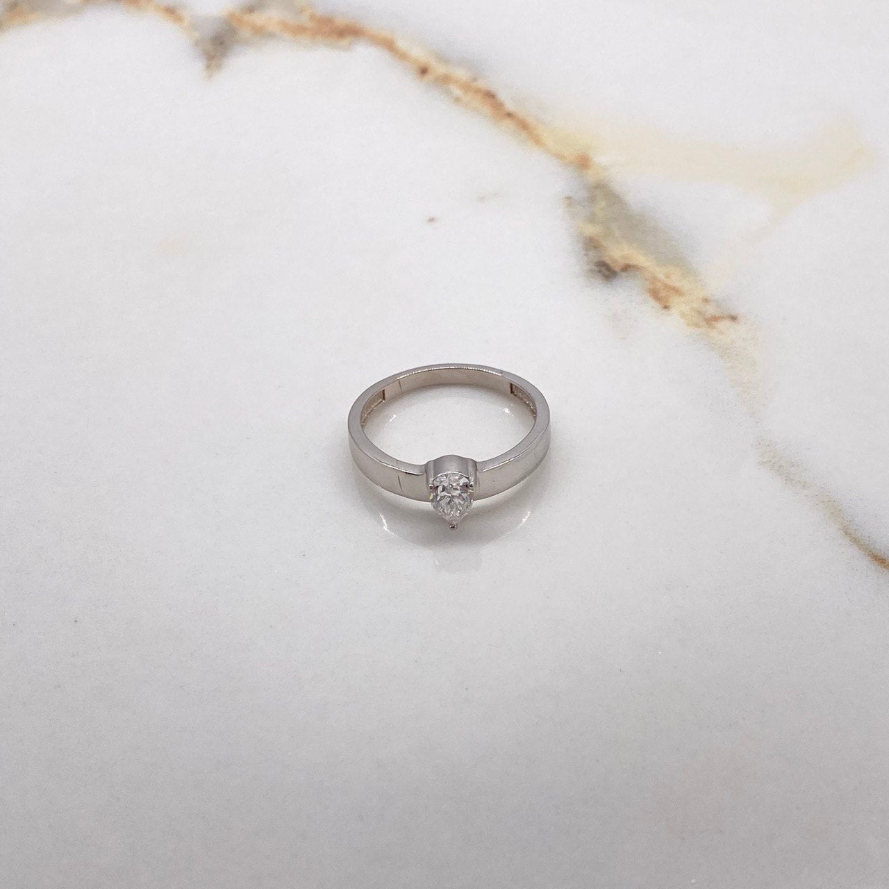 Anillo Solitario Pera 2.6gr / T6  / Diamante 0.40 Qts Oro Blanco (Joya) ©