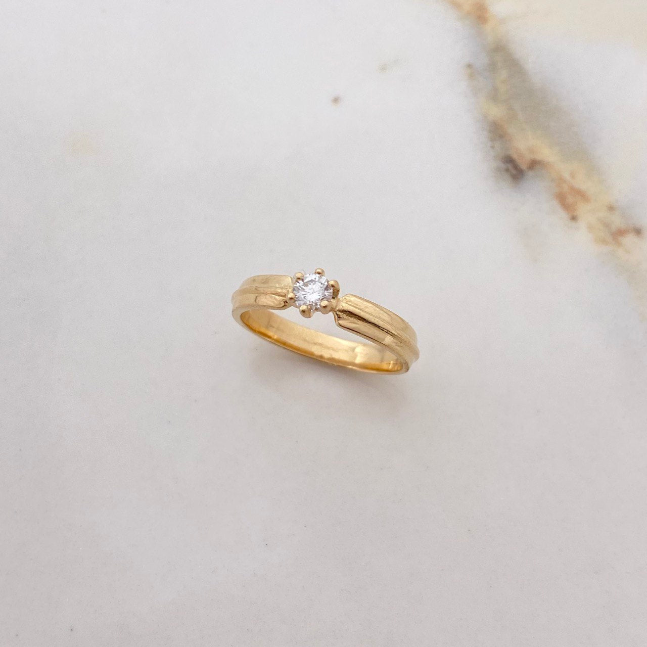 Anillo Solitario Redondo 2.95gr / T5 1/2 / Diamante 0.22 Qts Oro Amarillo (Joya) ©