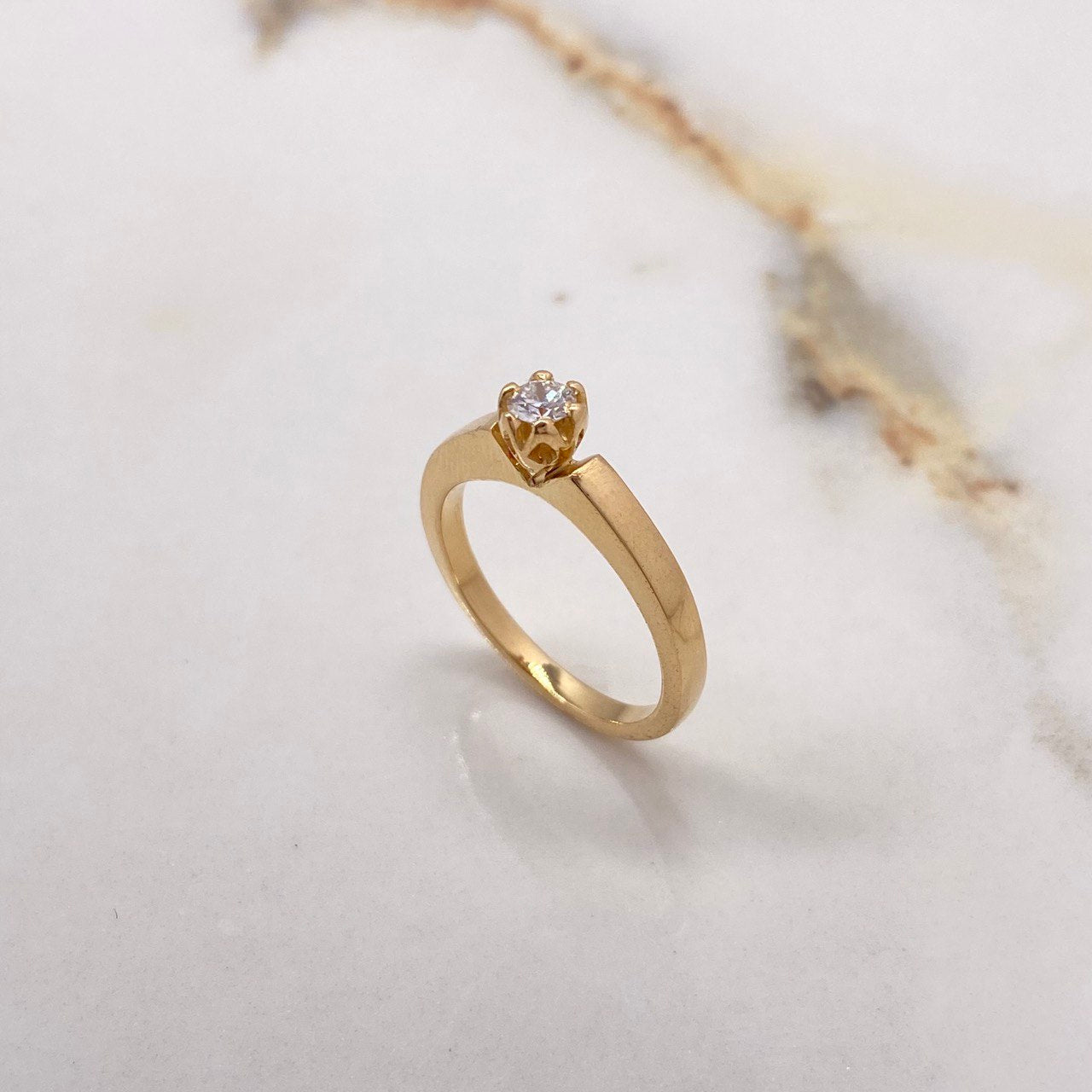 Anillo Solitario Flor 4.13gr / T6 1/4 / Curvo Diamante 0.20 Qts Oro Amarillo (Joya) ©