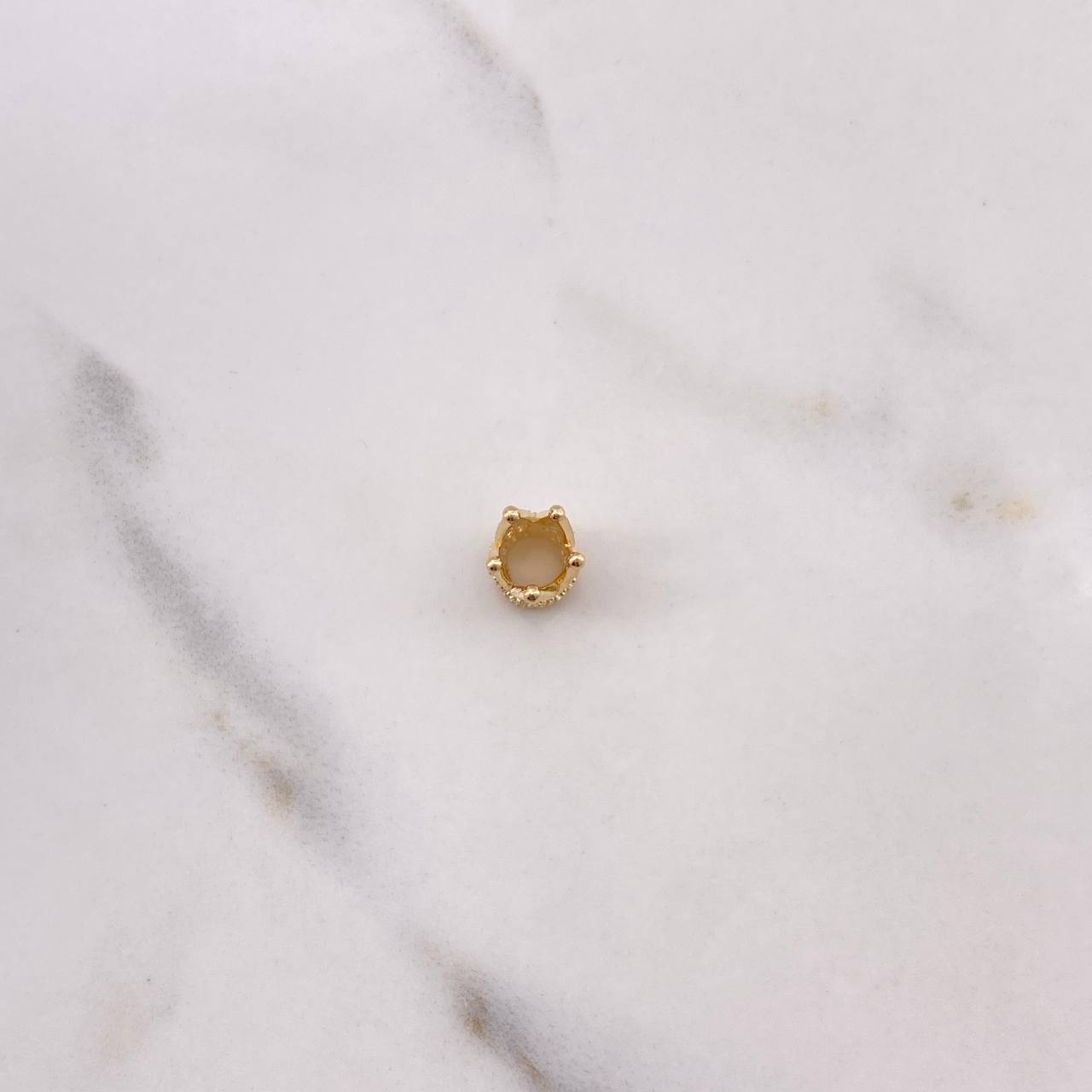 Herraje Corona  1.55gr / 1.1cm / Circones Blancos Oro Amarillo $