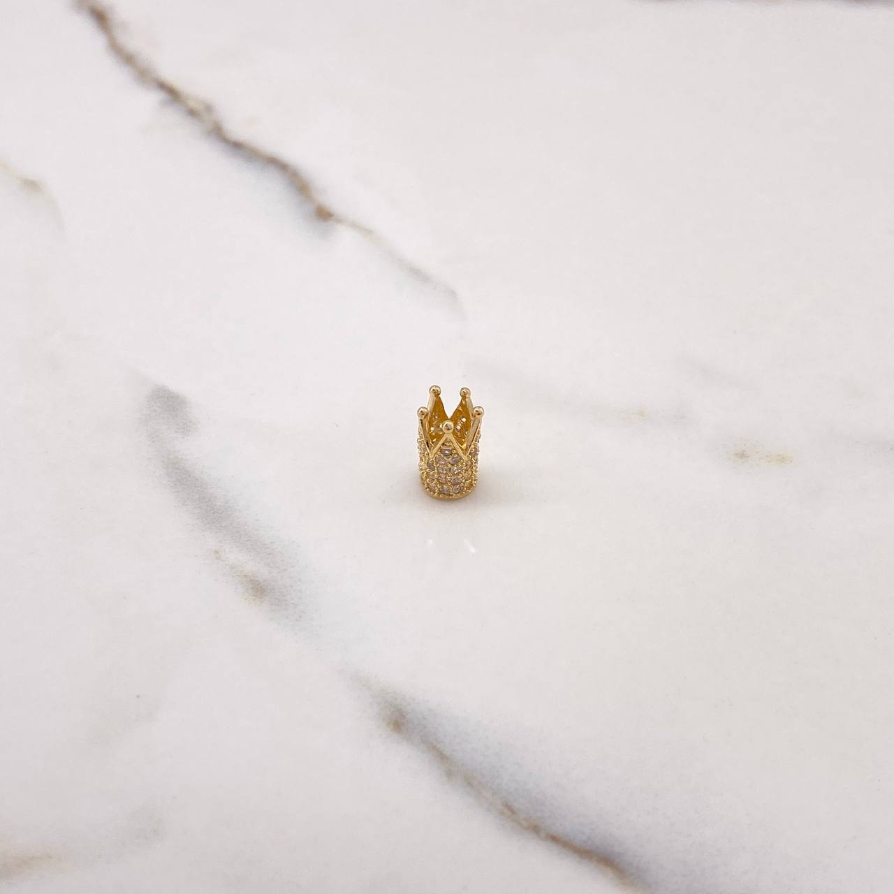 Herraje Corona  1.55gr / 1.1cm / Circones Blancos Oro Amarillo $