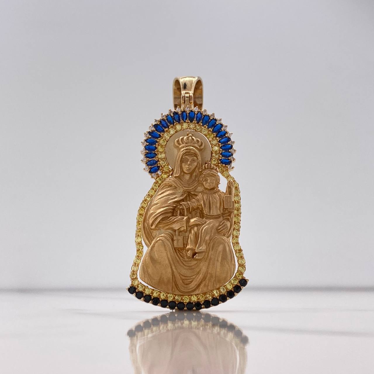 Dije Virgen Del Carmen 19.25gr / 6.3cm / Circones Blancos Azules Amarillos Negros Oro Amarillo $