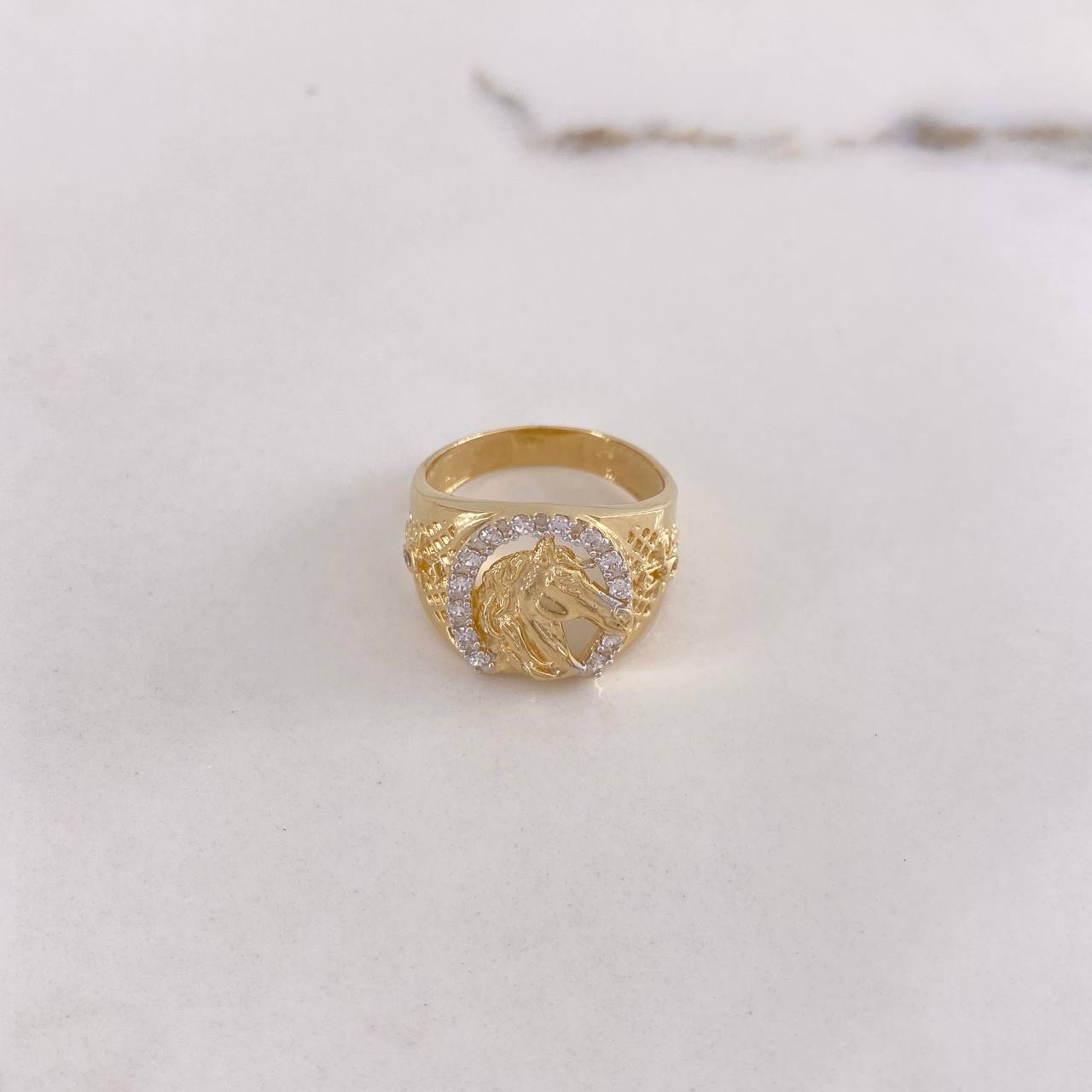 Anillo Herradura Caballo 5.9gr / T7 / Texturizado Circones Blancos Oro Amarillo $