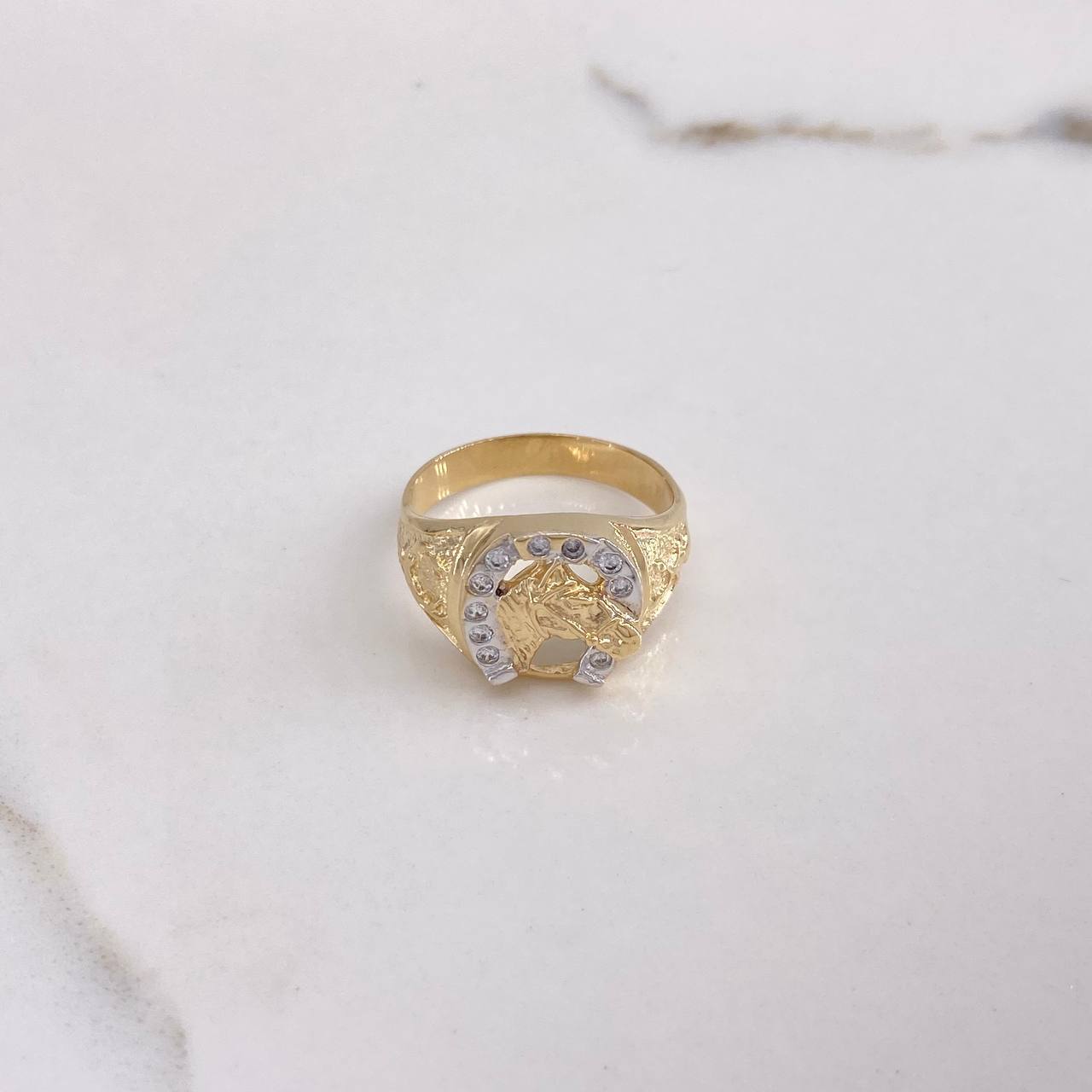 Anillo Herradura Caballo 6.05gr / T8 3/4 / Circones Blancos Dos Oros Amarillo Blanco $