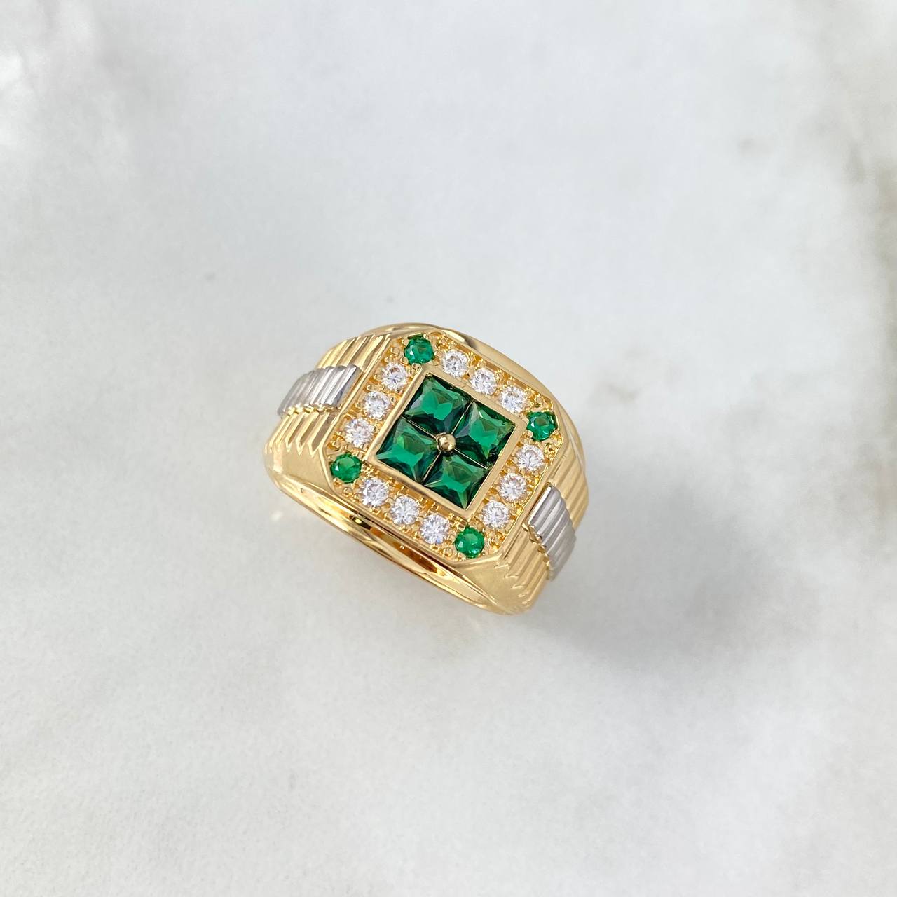 Anillo Cuadrado Texturizado 8.4gr / T10 3/4 / Circones Verdes Blancos Dos Oros Amarillo Blanco $