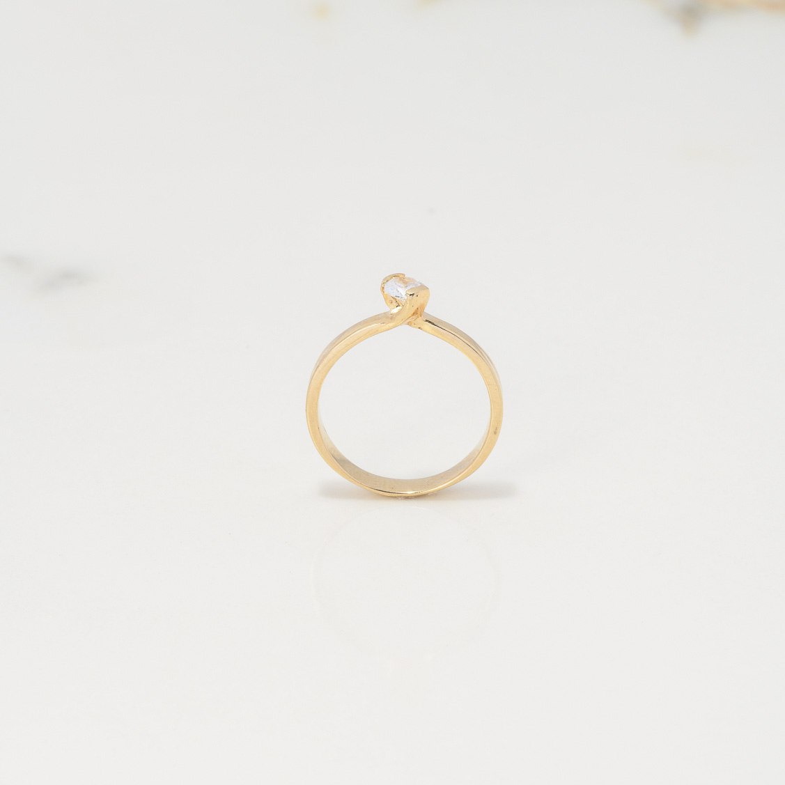 Anillo Solitario Linea Invertida 2.7gr / T5 3/4 / Circon Blanco Oro Amarillo $