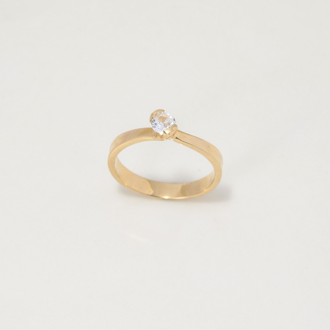 Anillo Solitario Linea Invertida 2.7gr / T5 3/4 / Circon Blanco Oro Amarillo $