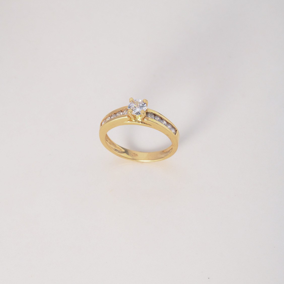 Anillo Solitario Churumbela 3.4gr / T5 1/2 / Circones Blancos Oro Amarillo &