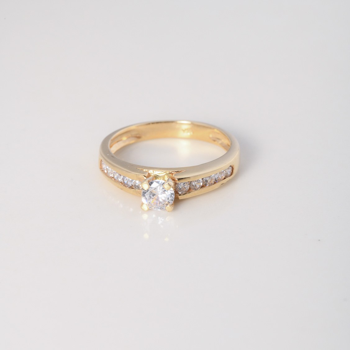 Anillo Solitario Churumbela 3.4gr / T5 1/2 / Circones Blancos Oro Amarillo &