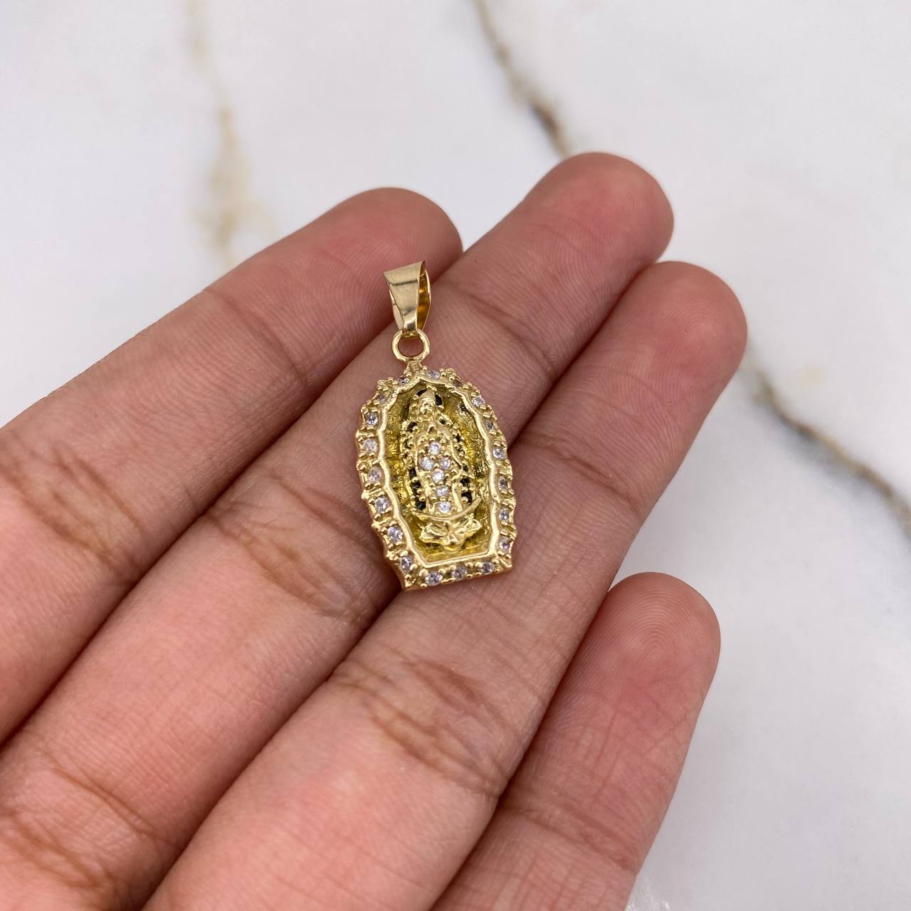 Dije Virgen Guadalupe 3.25gr / 2.5cm / Circones Negros Blancos Oro Amarillo $