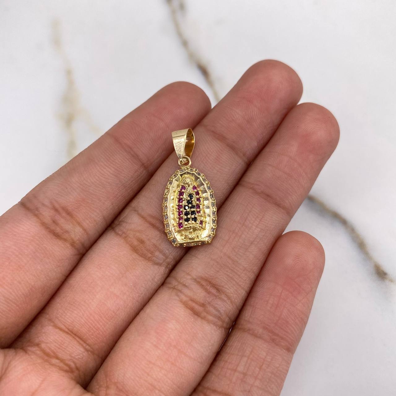 Dije Virgen Guadalupe 1.8gr / 2.1cm / Circones Negros Fucsias Blancos Oro Amarillo $