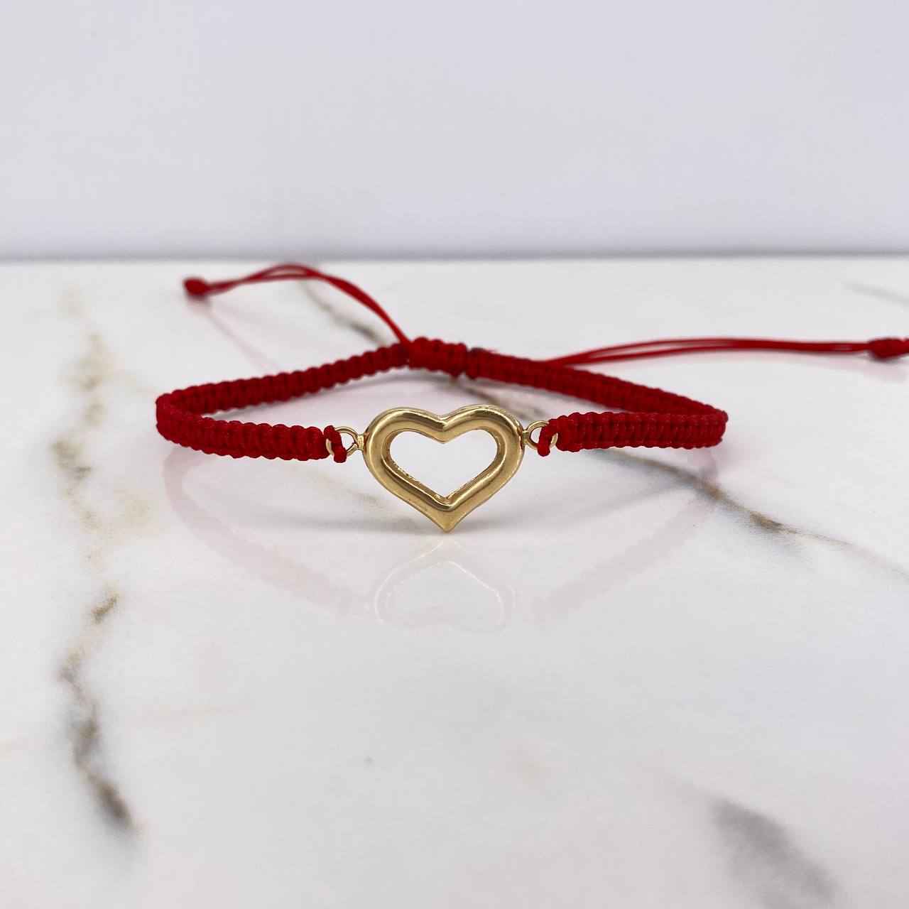 Pulsera Roja Herraje Silueta Corazon 1.25gr / 2.3cm / Liso Oro Amarillo $