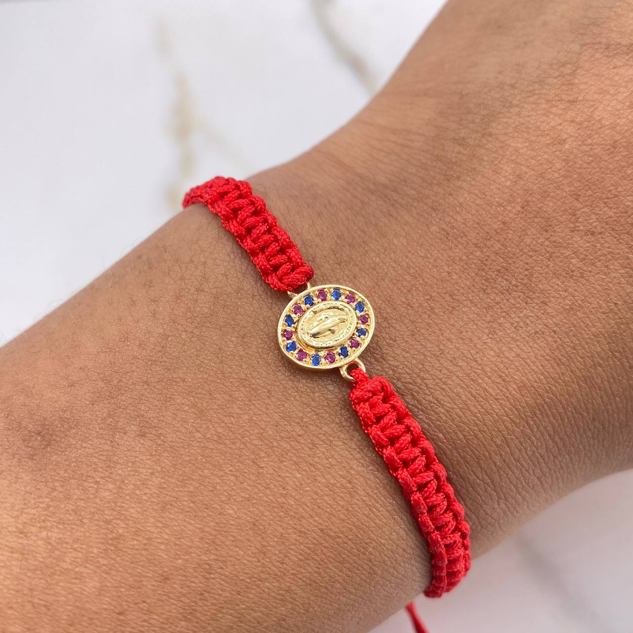 Pulsera Roja Herraje Virgen Milagrosa 0.65gr / 1.3cm / Circones Azules Fucsias Oro Amarillo $