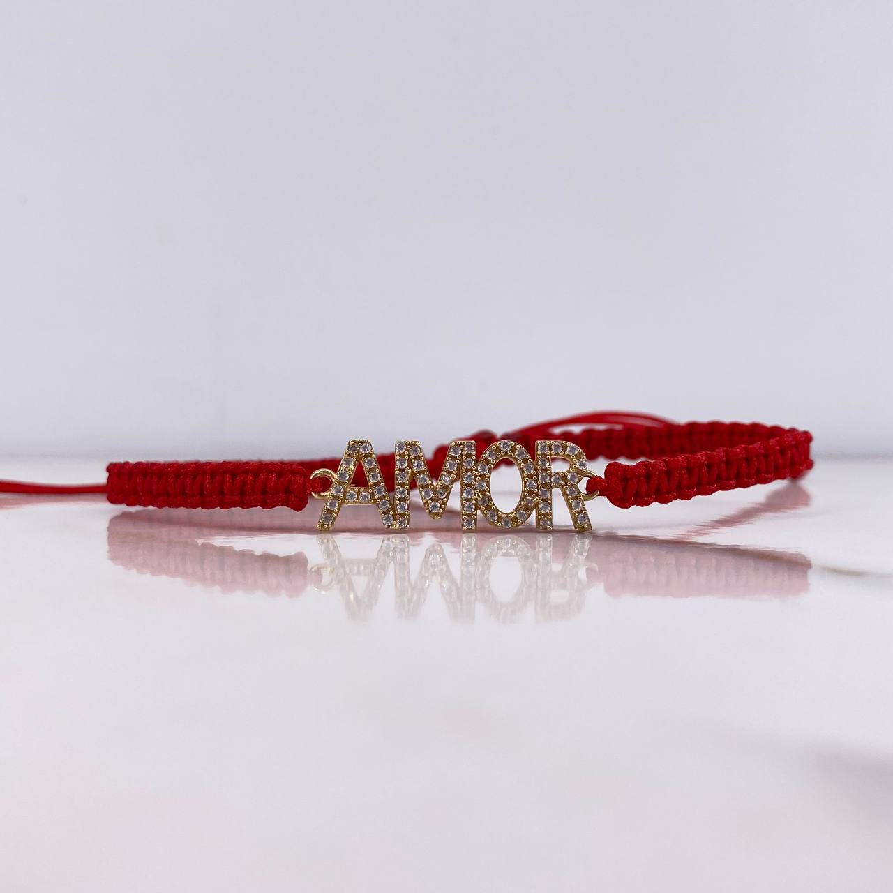 Pulsera Roja Herraje Amor 2gr / 2.7cm / Circones Blancos Oro Amarillo $