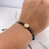 Pulsera Negra Herraje Letra J 0.55gr / 1cm / 4mm Tambor 7 Chakras Oro Amarillo $