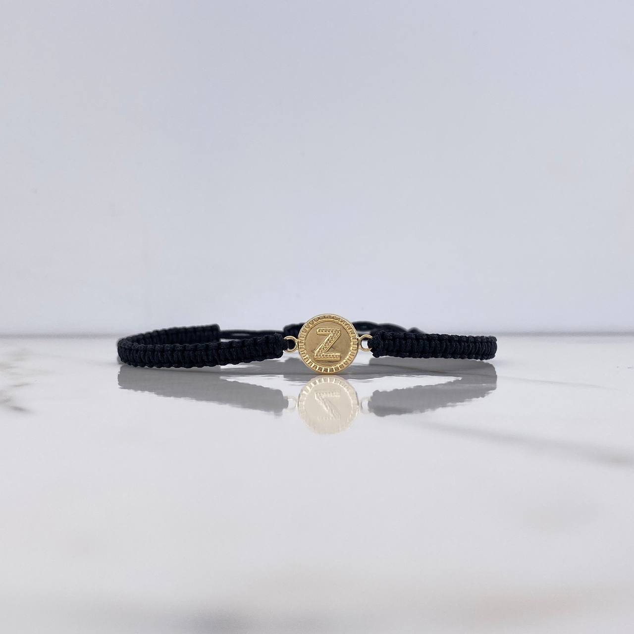 Pulsera Negra Herraje Letra Z 0.55gr / 1.5cm / Troquelado Oro Amarillo $