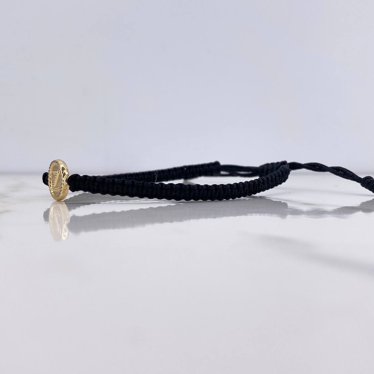 Pulsera Negra Herraje Letra Z 0.55gr / 1.5cm / Troquelado Oro Amarillo $