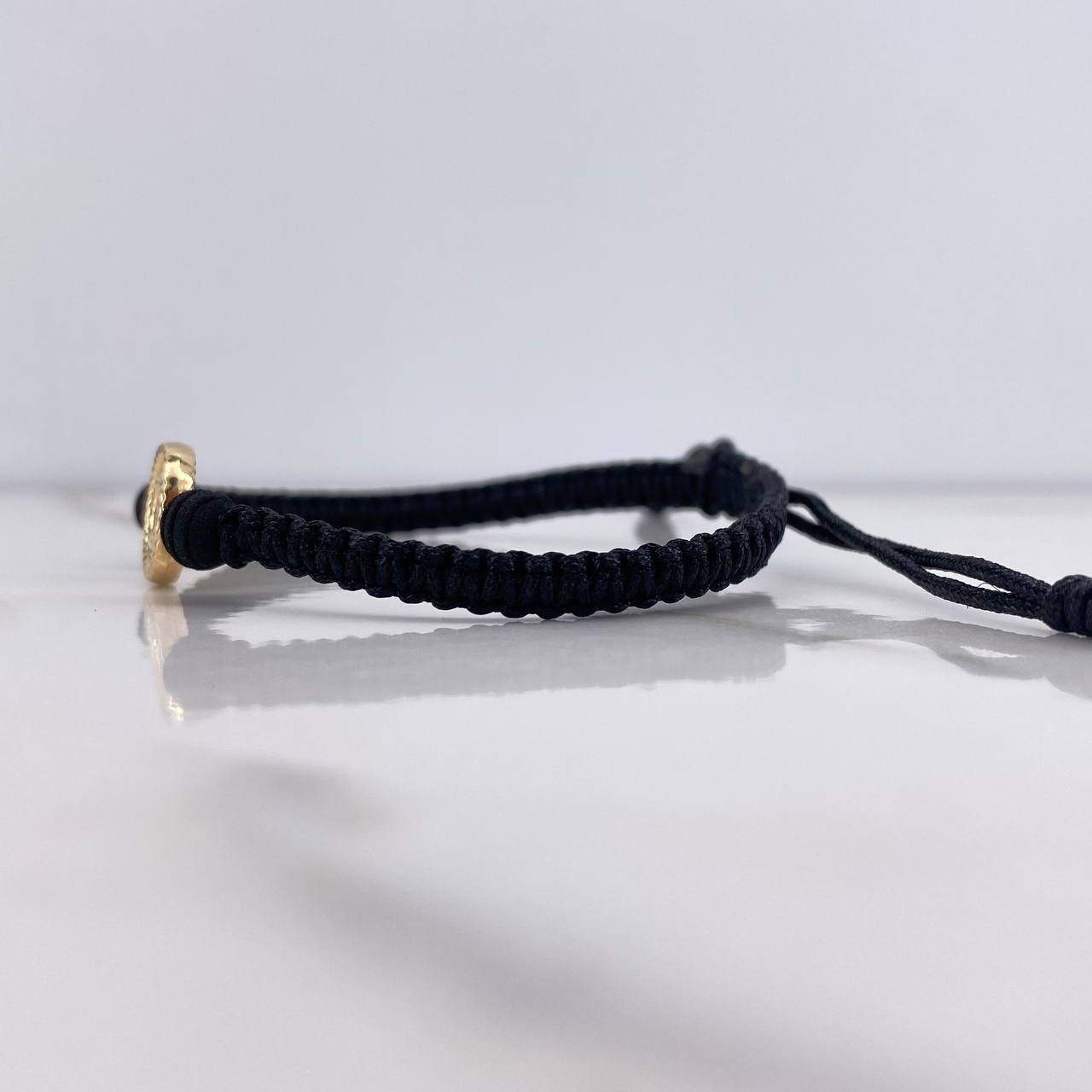 Pulsera Negra Herraje Letra O 0.55gr / 1.5cm / 5mm Troquelado Neoprenos Negros Oro Amarillo $