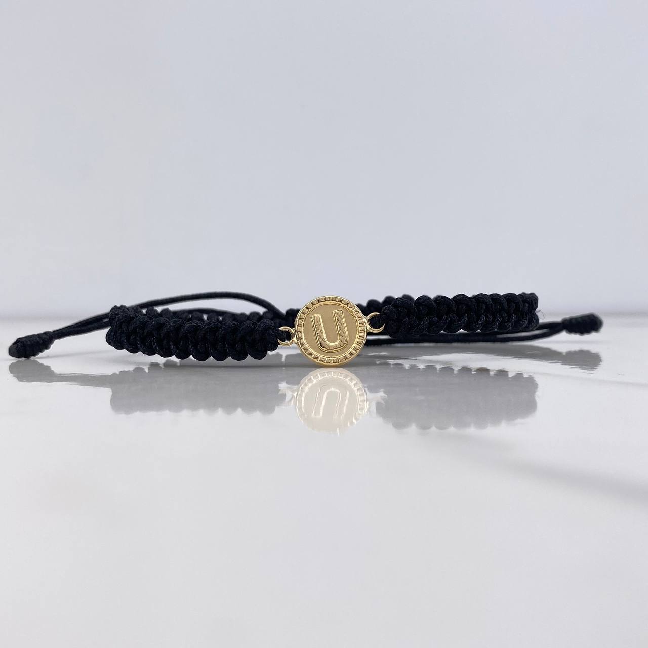 Pulsera Negra Herraje Letra U 0.55gr / 1.5cm / Troquelado Oro Amarillo $