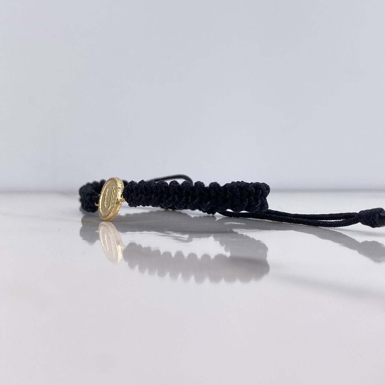 Pulsera Negra Herraje Letra U 0.55gr / 1.5cm / Troquelado Oro Amarillo $