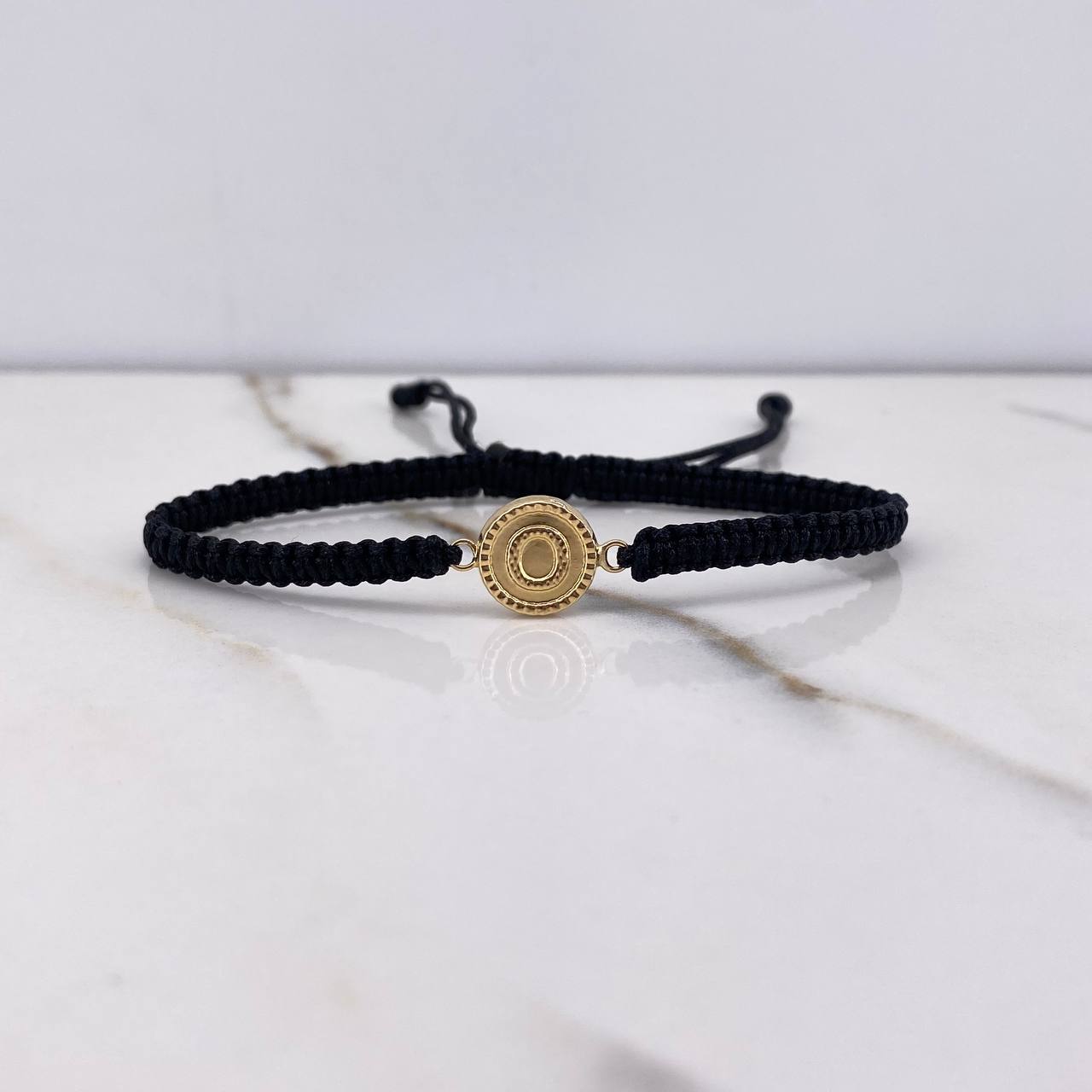 Pulsera Negra Herraje Letra O 0.55gr / 1.5cm / Troquelado Oro Amarillo $