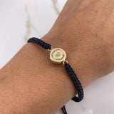 Pulsera Negra Herraje Letra O 0.55gr / 1.5cm / Troquelado Oro Amarillo $