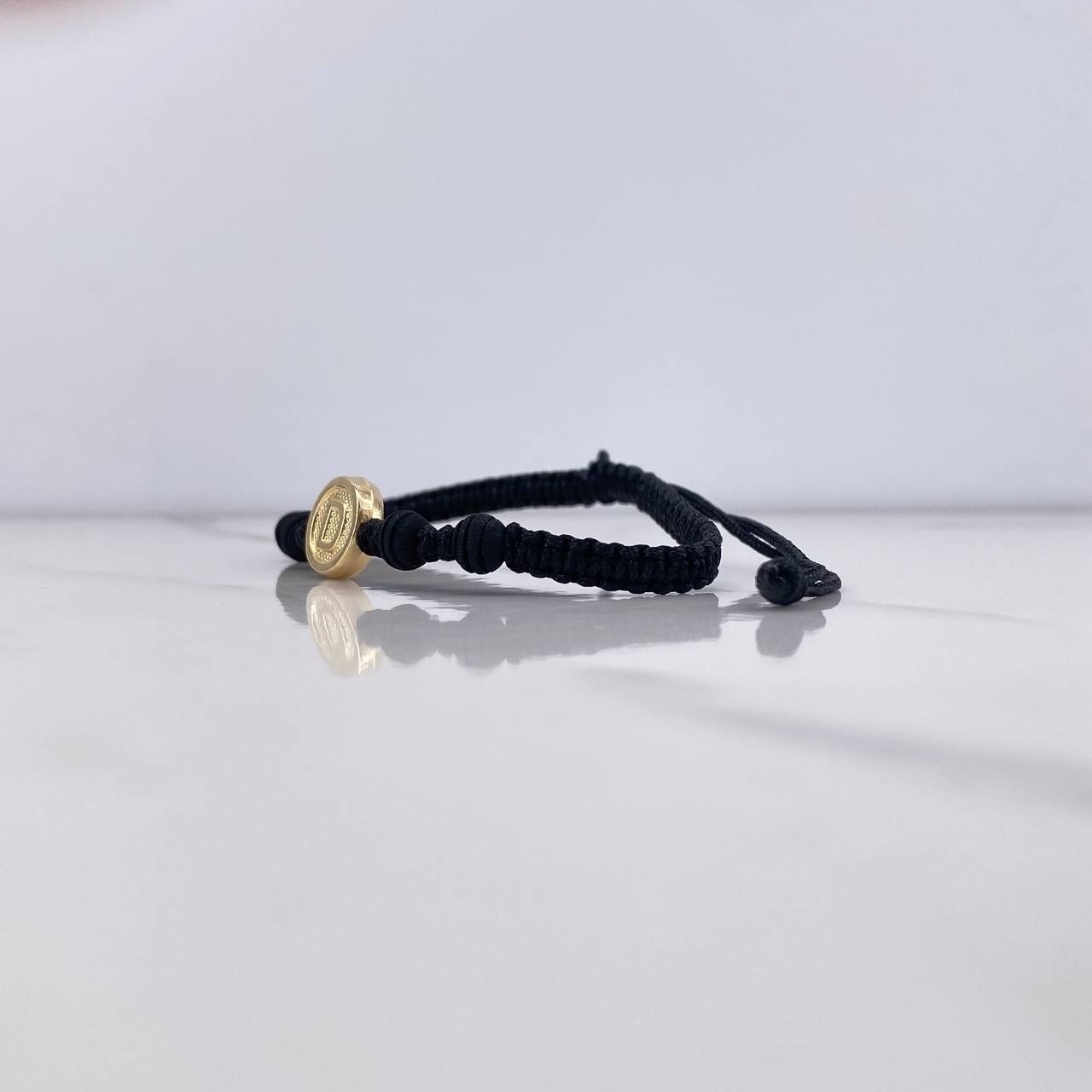 Pulsera Negra Herraje Letra D 0.55gr / 1cm / 5mm Tambor Neoprenos Negros Oro Amarillo $