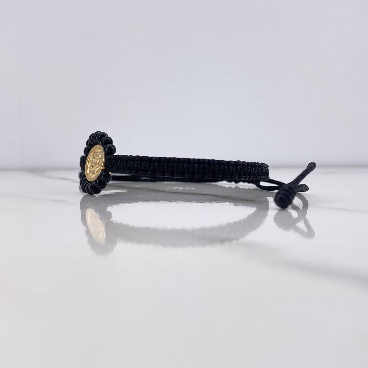 Pulsera Negra Herraje Letra E 0.55gr / 1cm / Tambor Mostacilla Checa Negra Oro Amarillo $