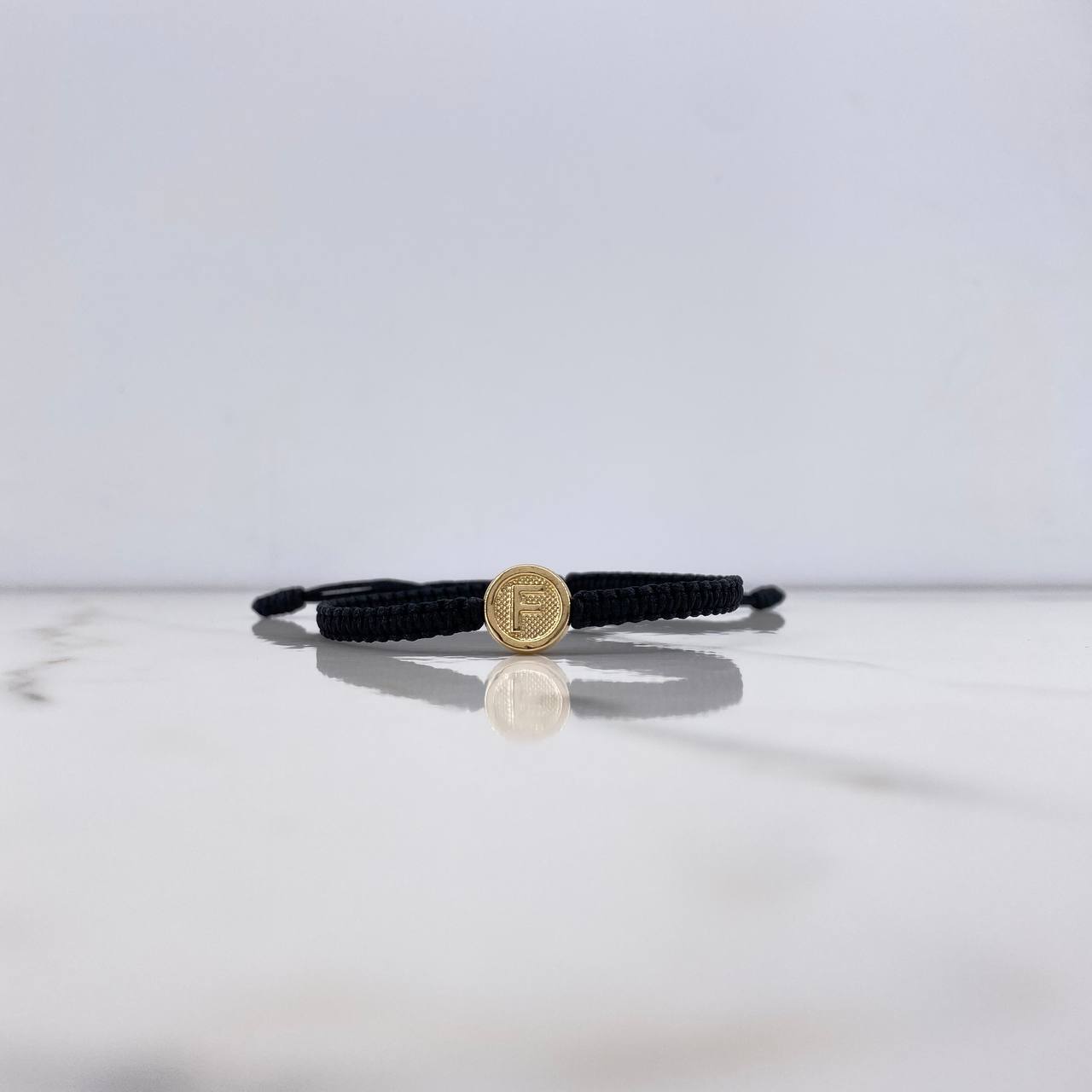 Pulsera Negra Herraje Letra F 0.55gr / 1cm / Tambor Oro Amarillo $