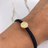 Pulsera Negra Herraje Letra F 0.55gr / 1cm / Tambor Oro Amarillo $